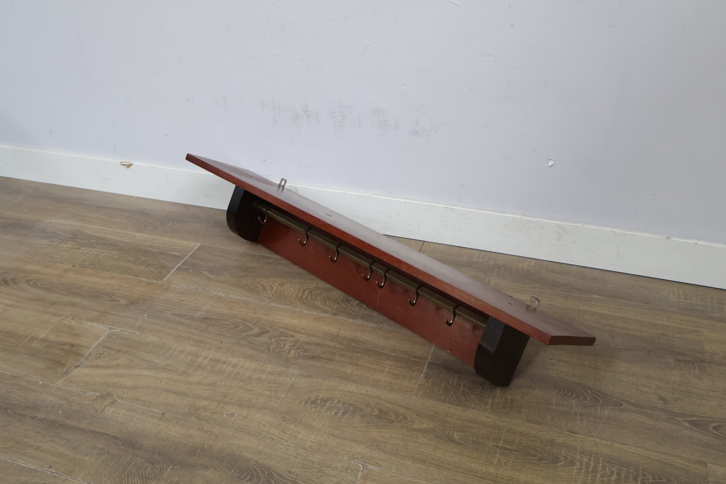 Houten kapstok met messing haken – foto 3 – kavel bij GSD Auctions, Zoeterwoude