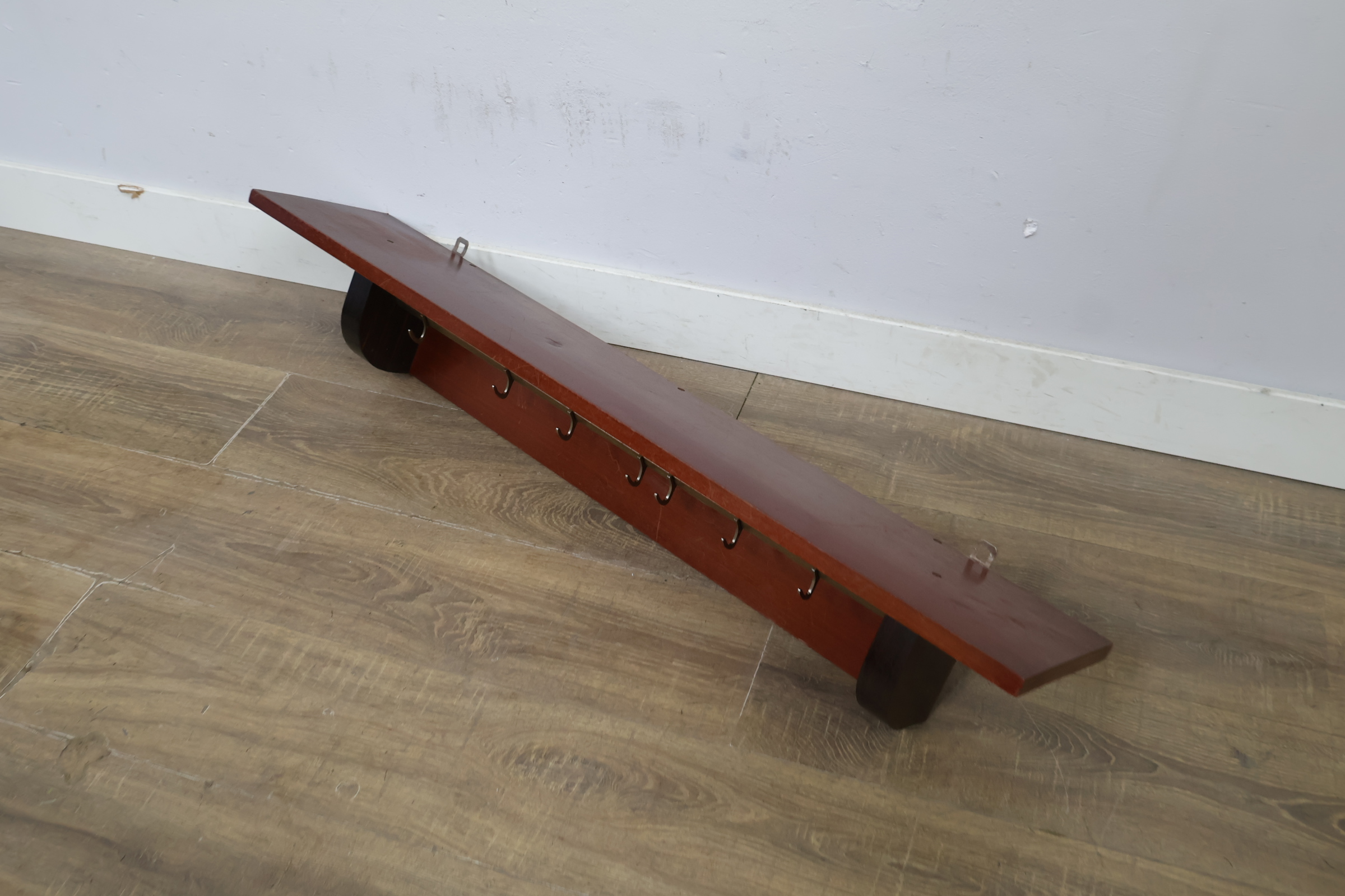 Houten kapstok met messing haken – foto 4 – kavel bij GSD Auctions, Zoeterwoude