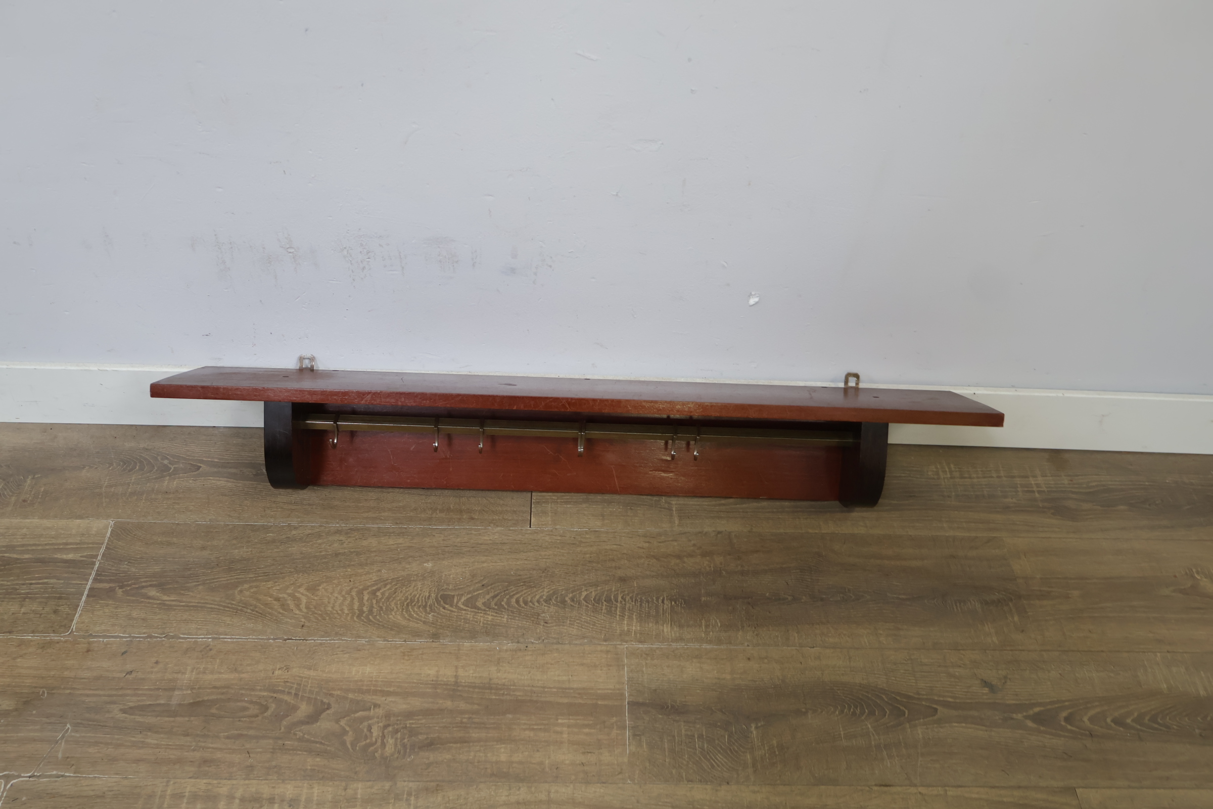 Houten kapstok met messing haken – foto 8 – kavel bij GSD Auctions, Zoeterwoude