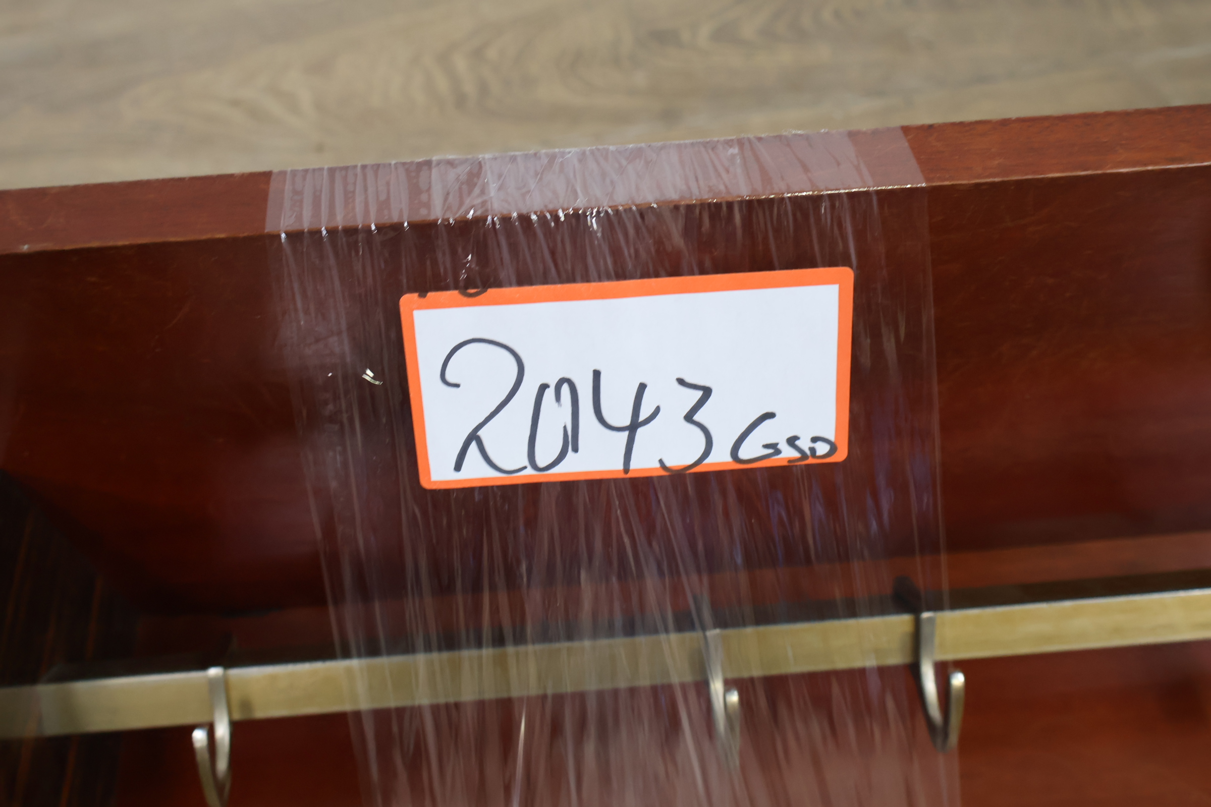 Houten kapstok met messing haken – foto 10 – kavel bij GSD Auctions, Zoeterwoude