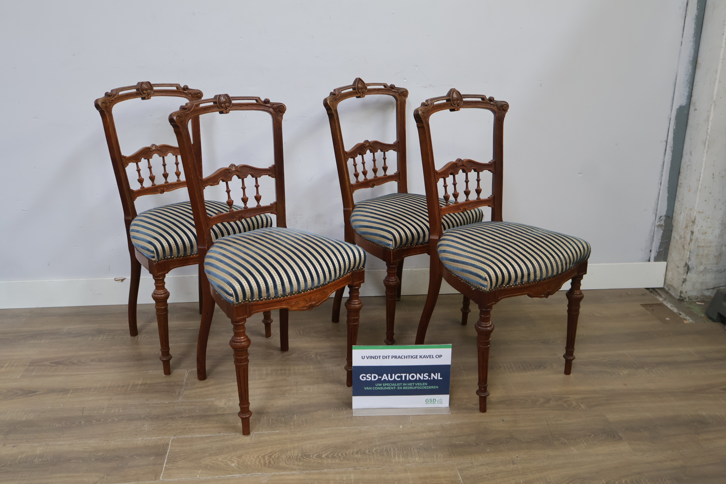 Set van 4 antieke houten stoelen met gestreepte bekleding – foto 2 – kavel bij GSD Auctions, Zoeterwoude