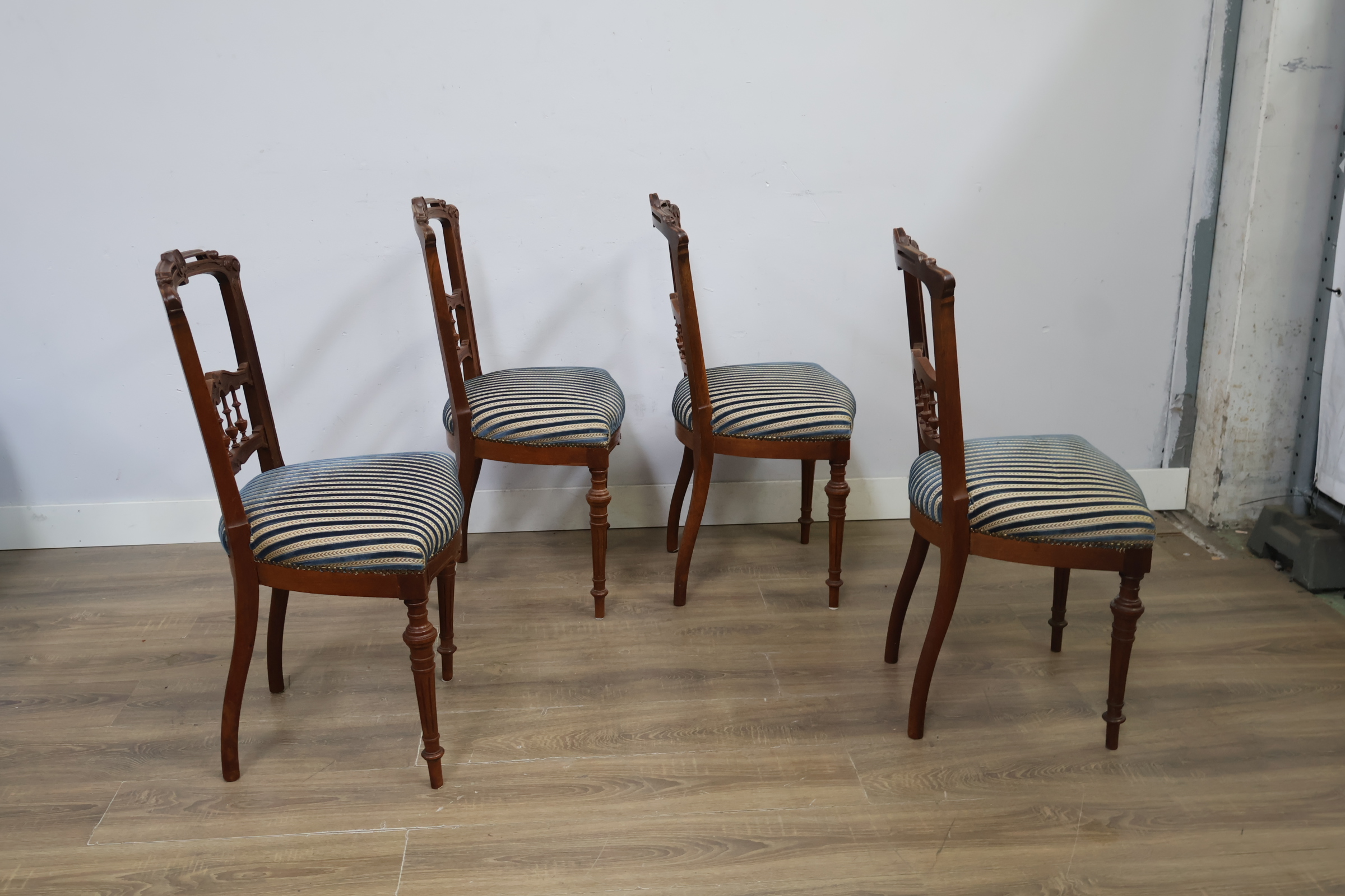 Set van 4 antieke houten stoelen met gestreepte bekleding – foto 3 – kavel bij GSD Auctions, Zoeterwoude