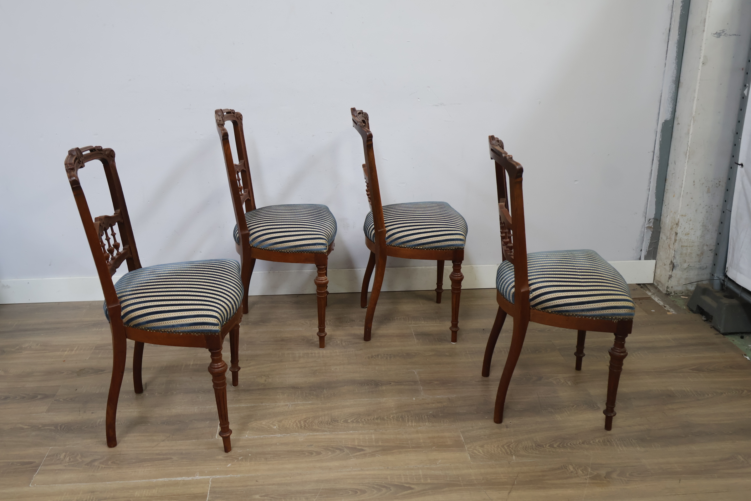 Set van 4 antieke houten stoelen met gestreepte bekleding – foto 4 – kavel bij GSD Auctions, Zoeterwoude