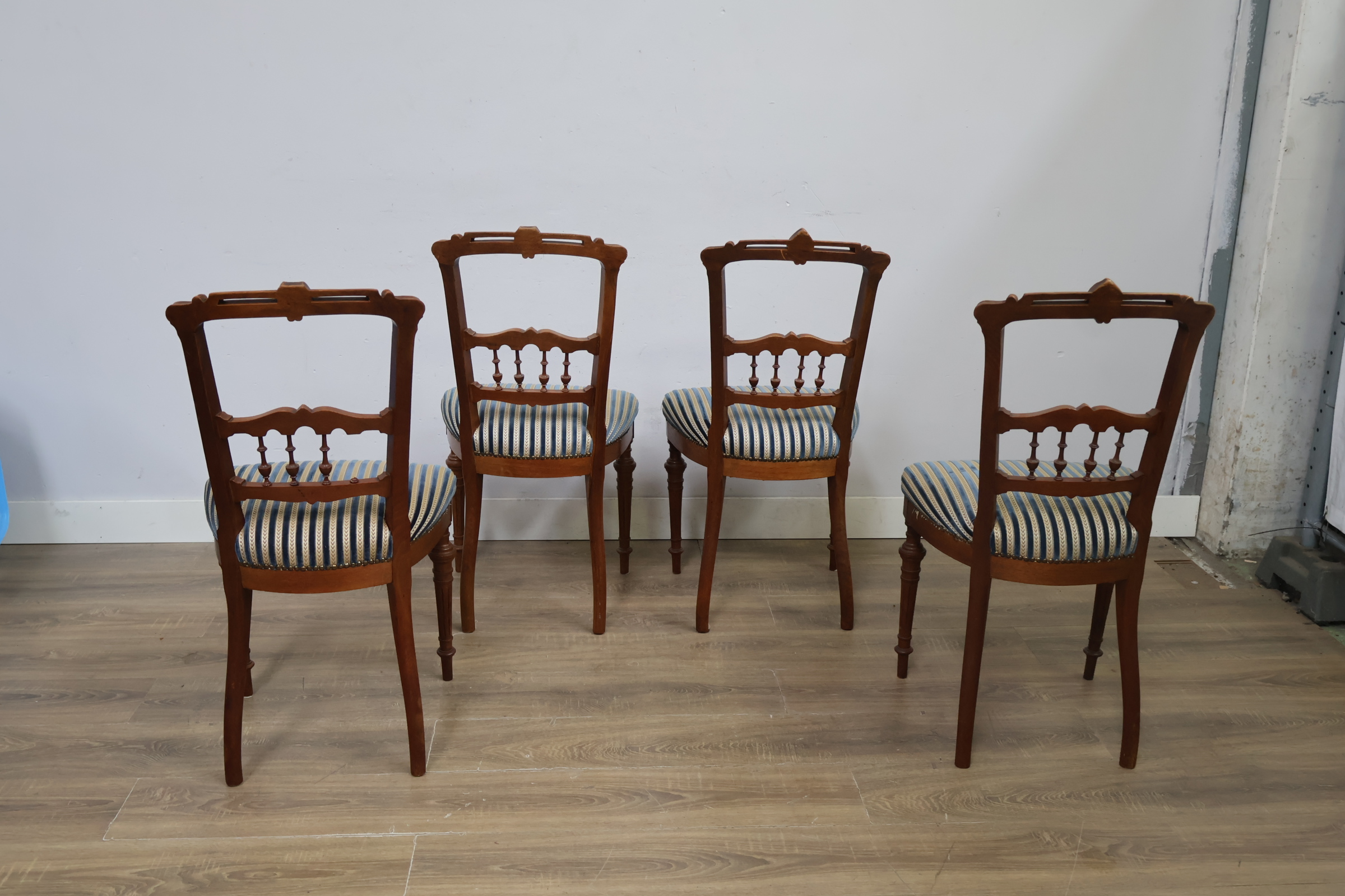 Set van 4 antieke houten stoelen met gestreepte bekleding – foto 5 – kavel bij GSD Auctions, Zoeterwoude