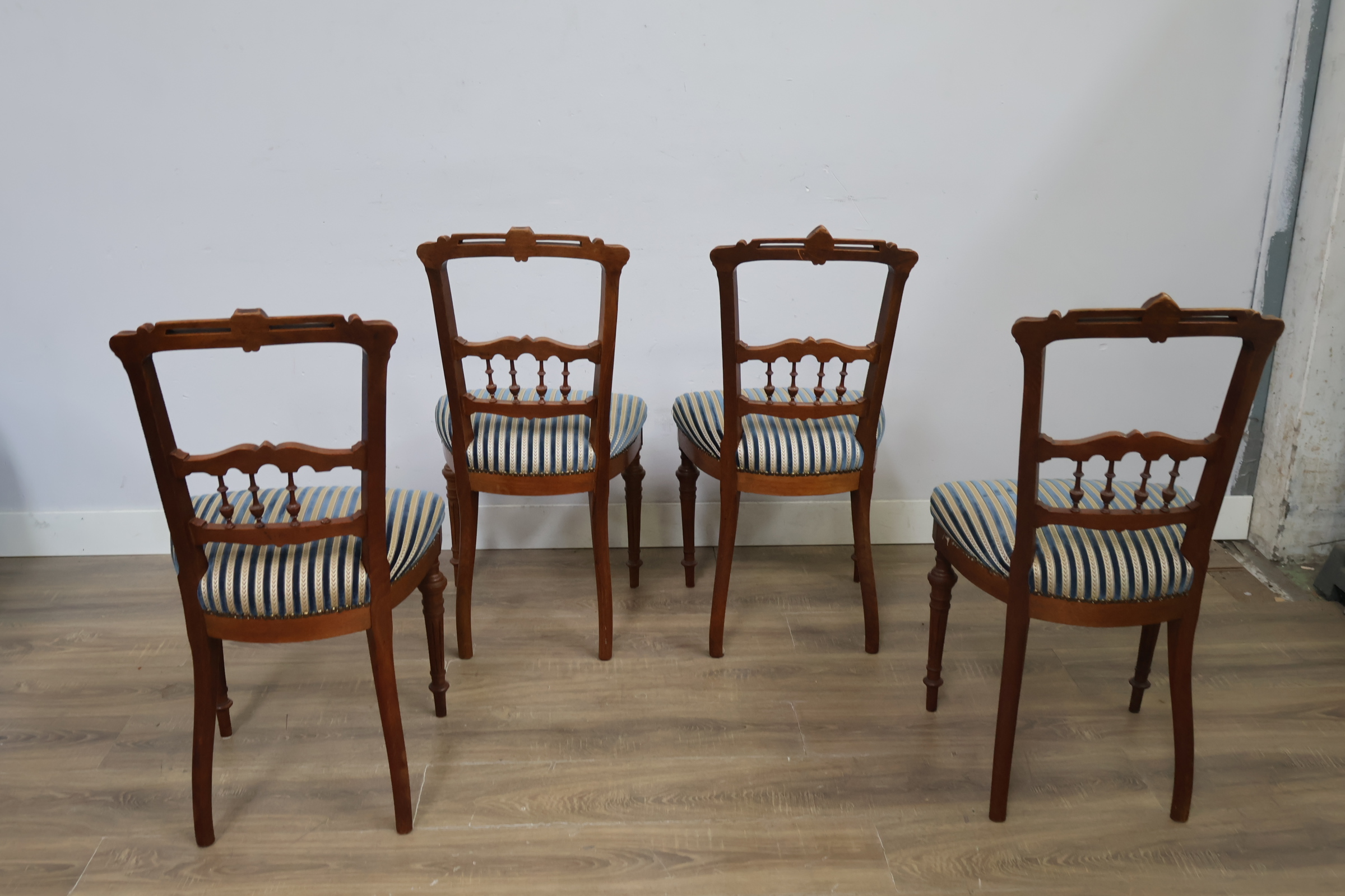 Set van 4 antieke houten stoelen met gestreepte bekleding – foto 6 – kavel bij GSD Auctions, Zoeterwoude
