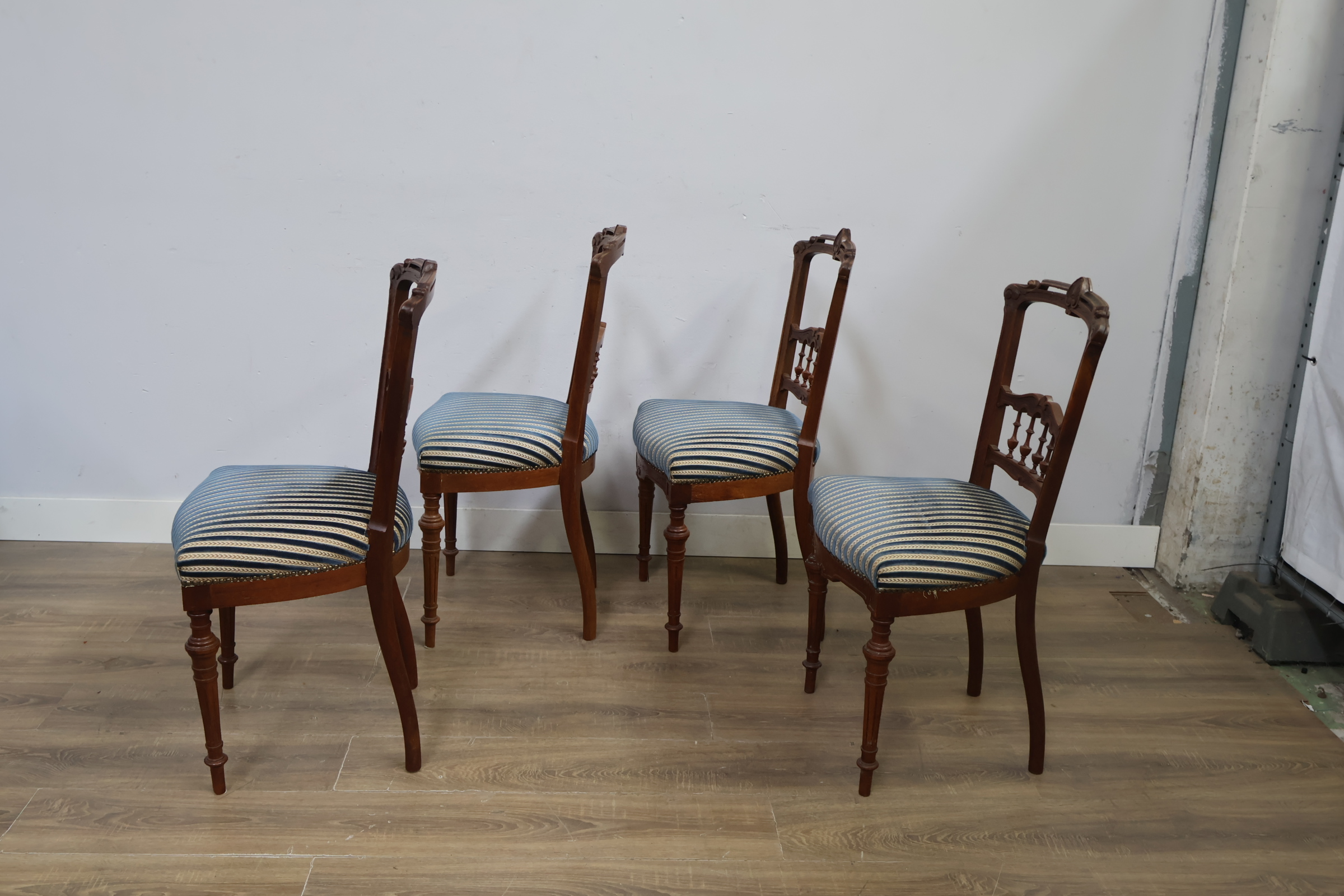 Set van 4 antieke houten stoelen met gestreepte bekleding – foto 7 – kavel bij GSD Auctions, Zoeterwoude
