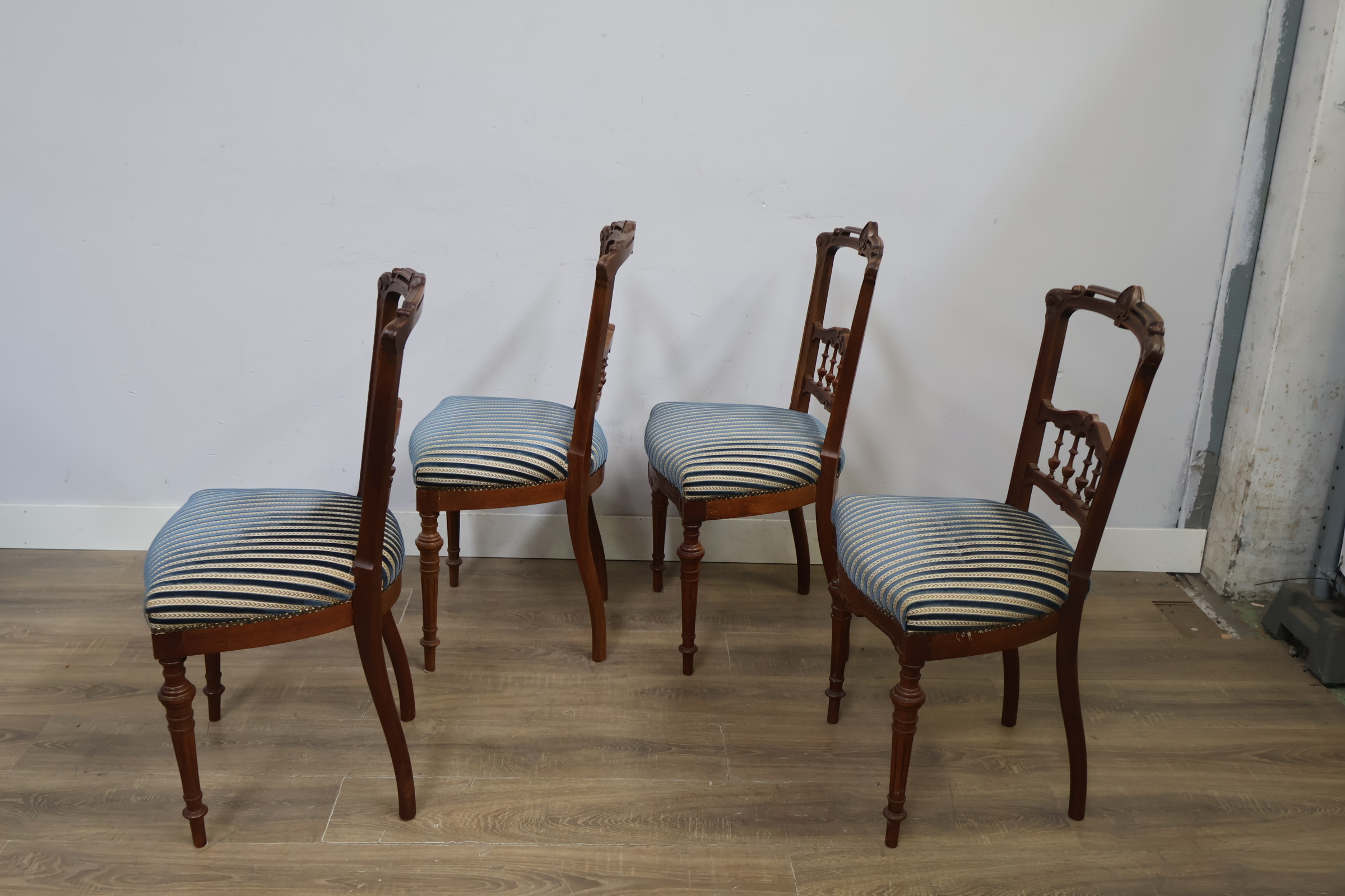 Set van 4 antieke houten stoelen met gestreepte bekleding – foto 8 – kavel bij GSD Auctions, Zoeterwoude
