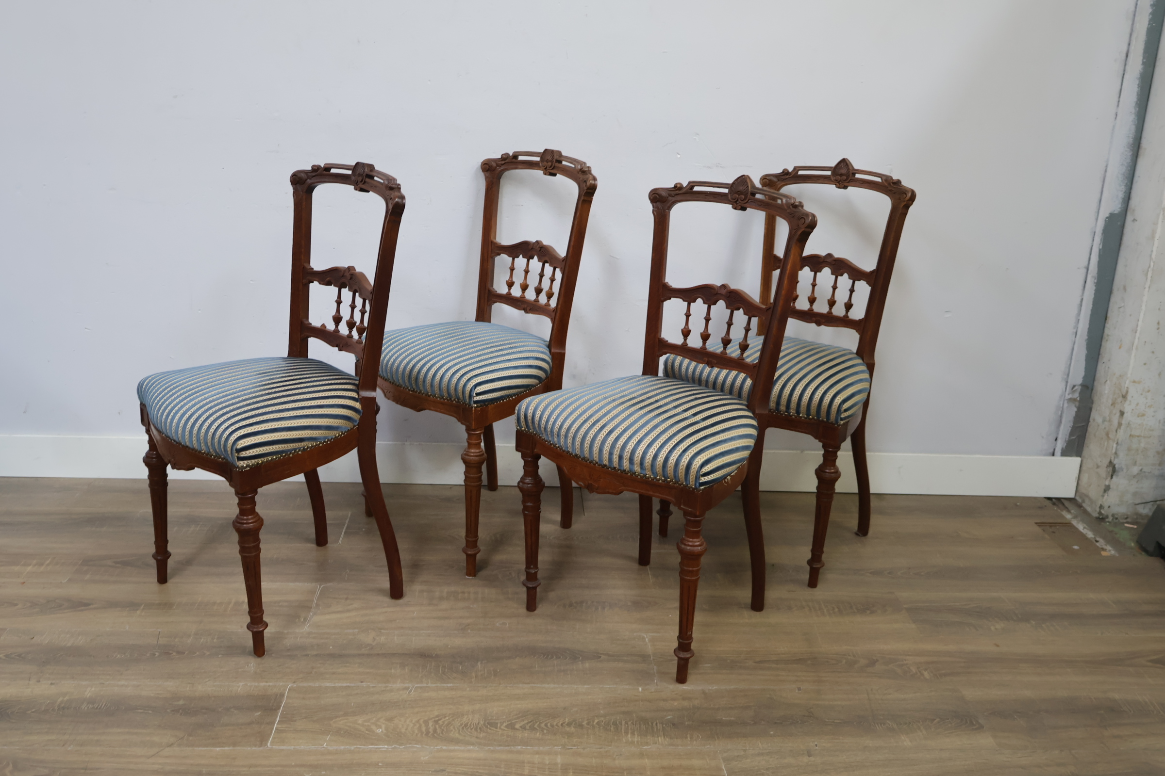 Set van 4 antieke houten stoelen met gestreepte bekleding – foto 9 – kavel bij GSD Auctions, Zoeterwoude