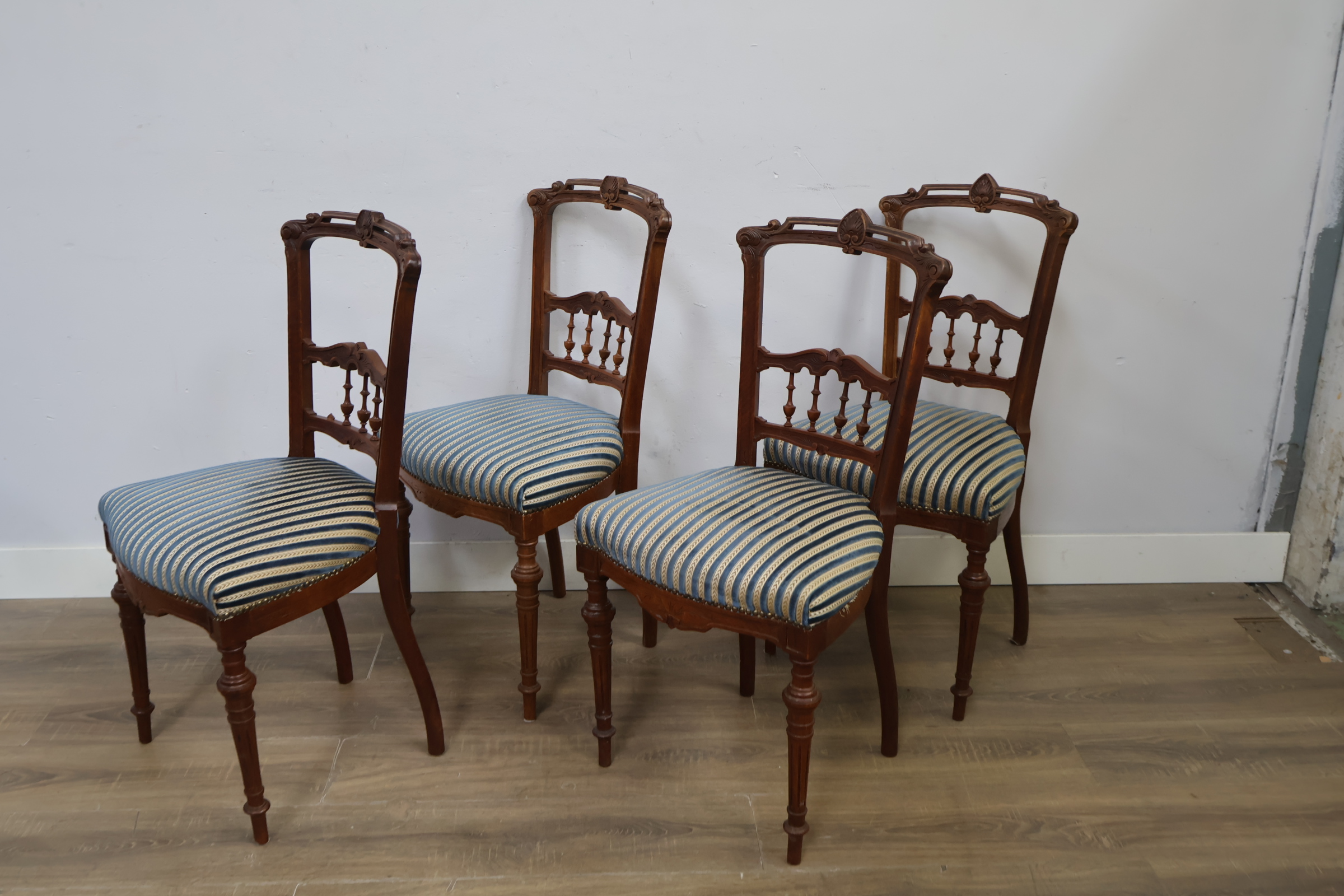 Set van 4 antieke houten stoelen met gestreepte bekleding – foto 10 – kavel bij GSD Auctions, Zoeterwoude