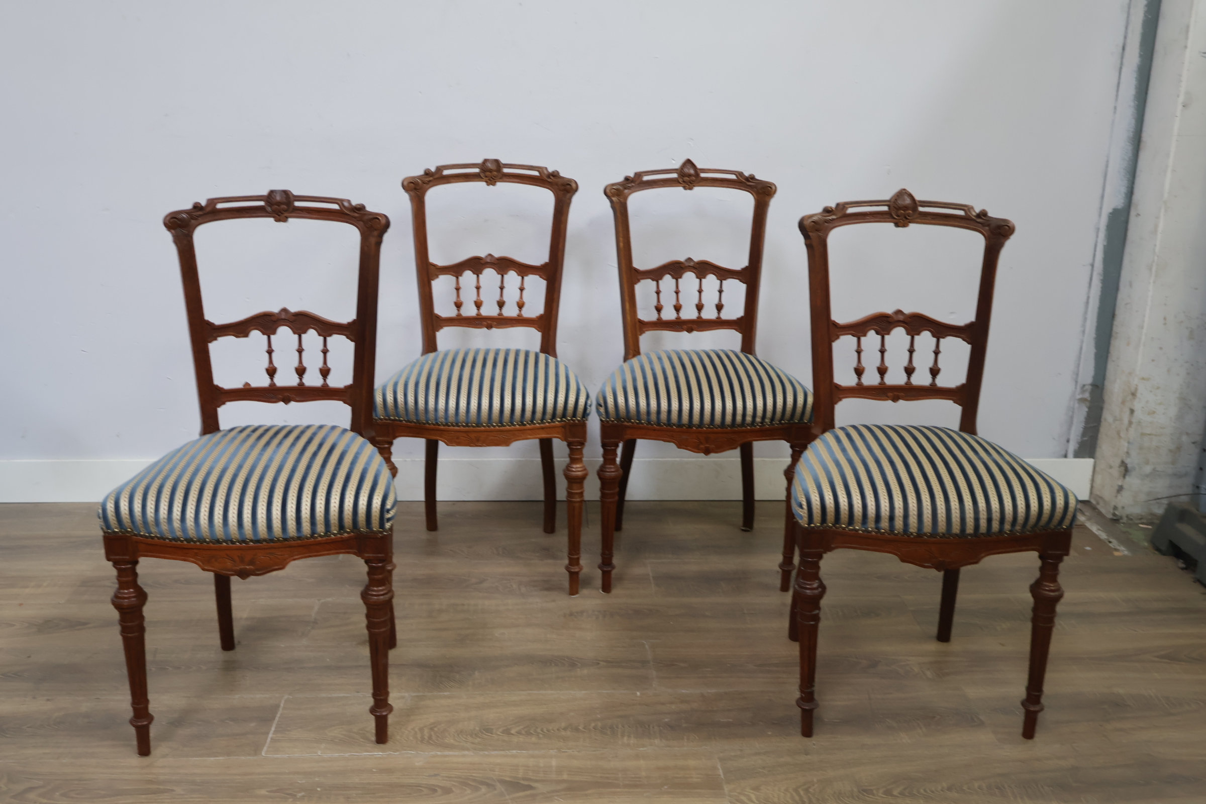 Set van 4 antieke houten stoelen met gestreepte bekleding – foto 11 – kavel bij GSD Auctions, Zoeterwoude