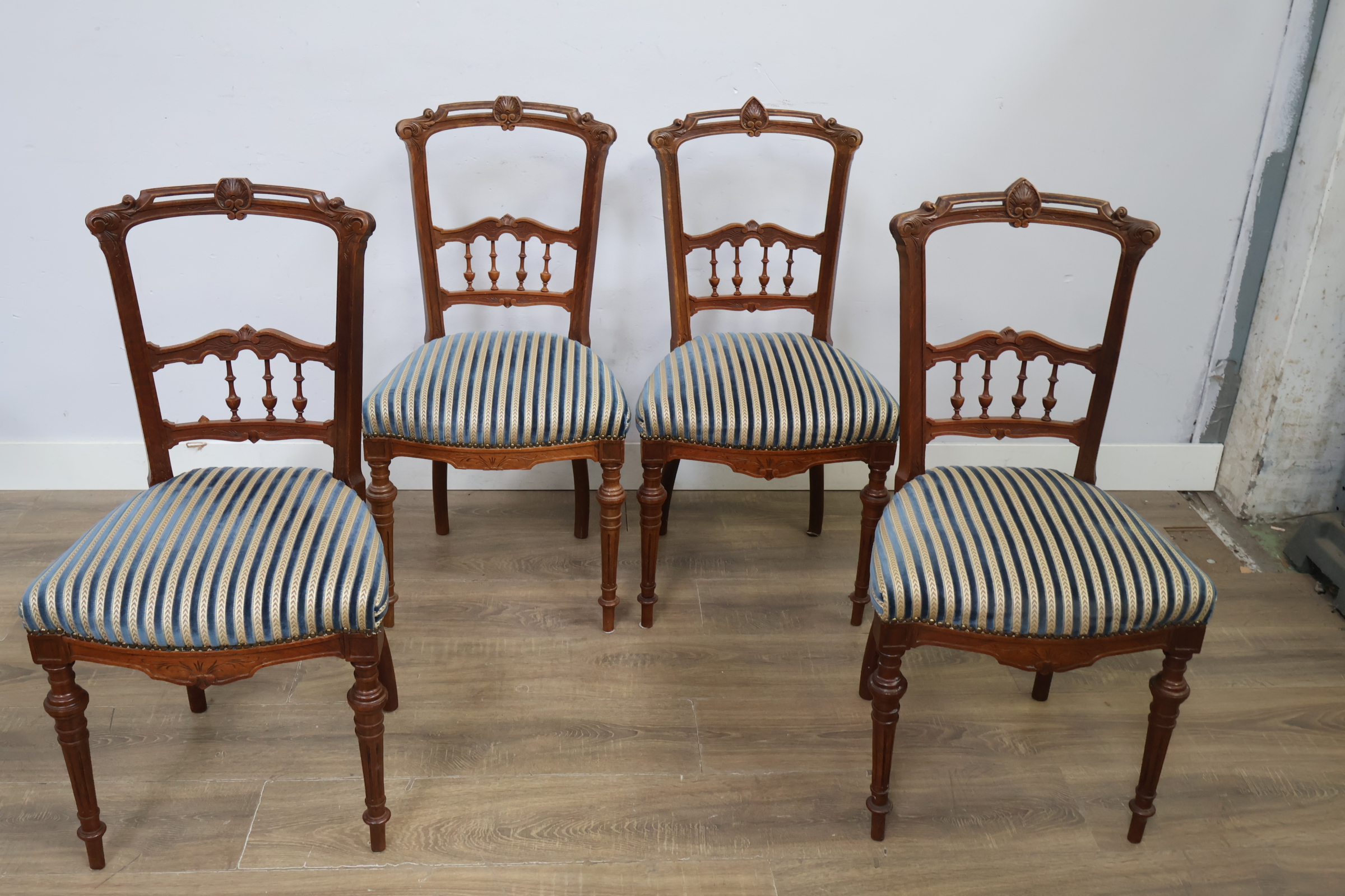 Set van 4 antieke houten stoelen met gestreepte bekleding – foto 12 – kavel bij GSD Auctions, Zoeterwoude