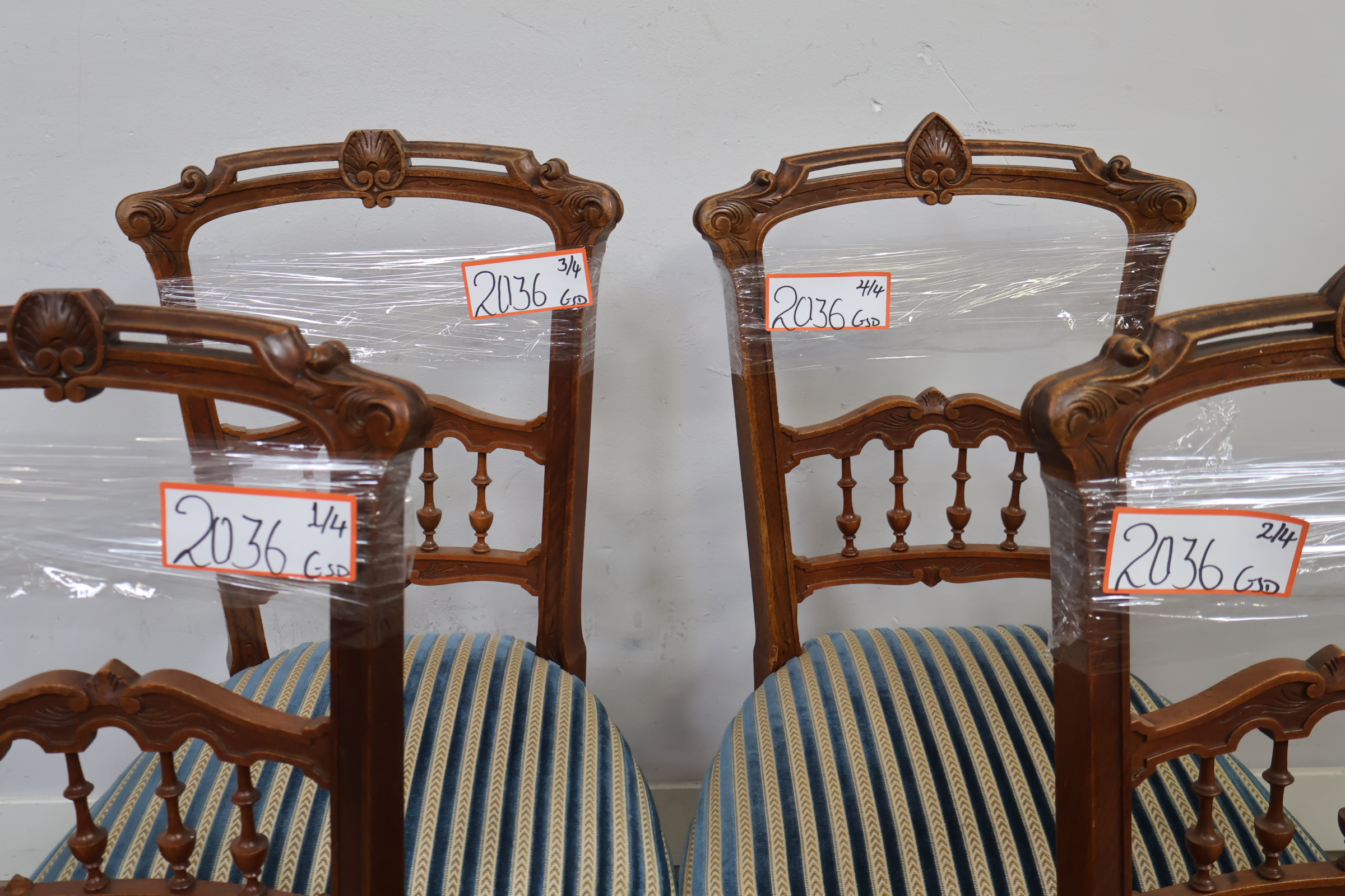 Set van 4 antieke houten stoelen met gestreepte bekleding – foto 18 – kavel bij GSD Auctions, Zoeterwoude