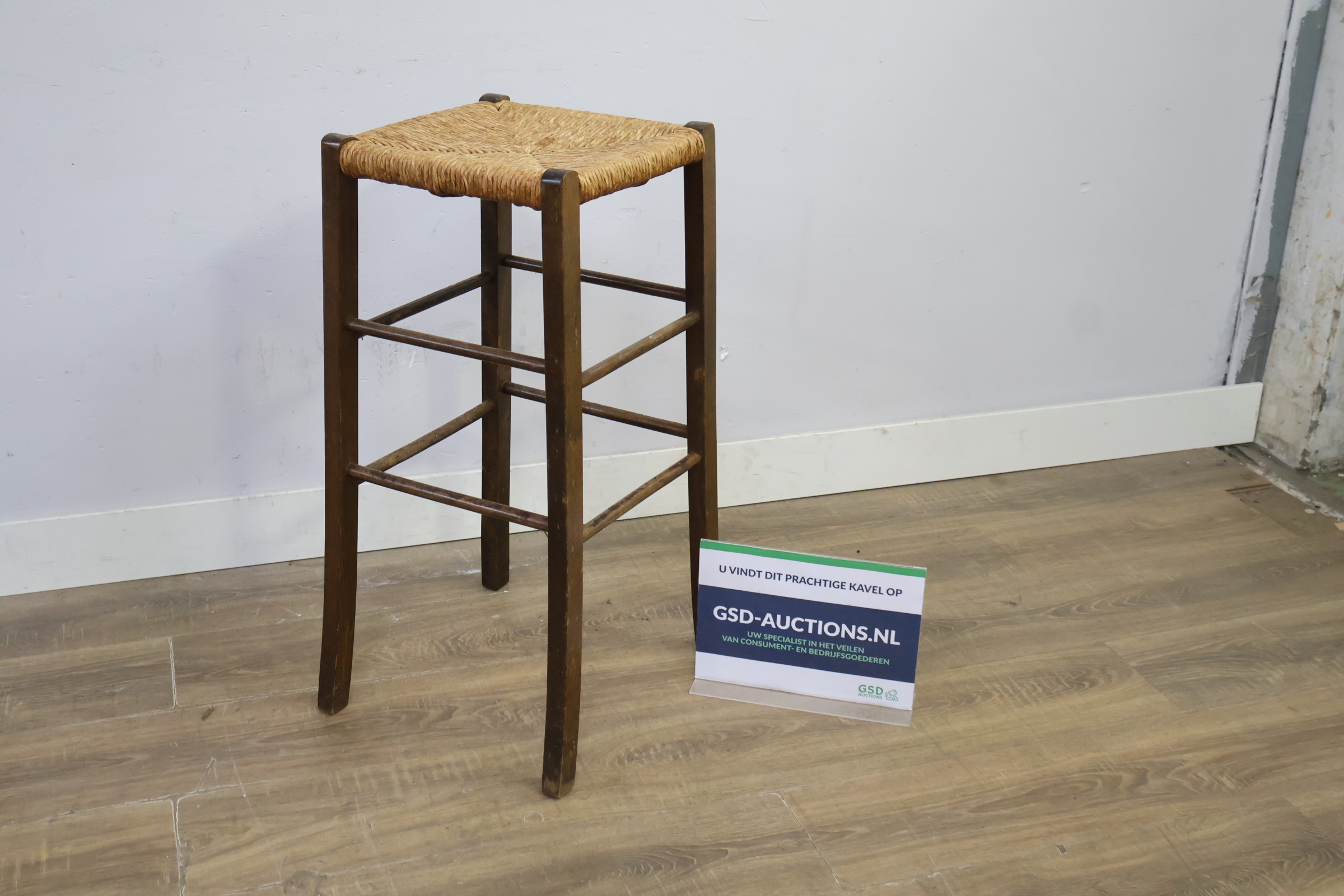 Houten barkruk met gevlochten zitting – foto 2 – kavel bij GSD Auctions, Zoeterwoude