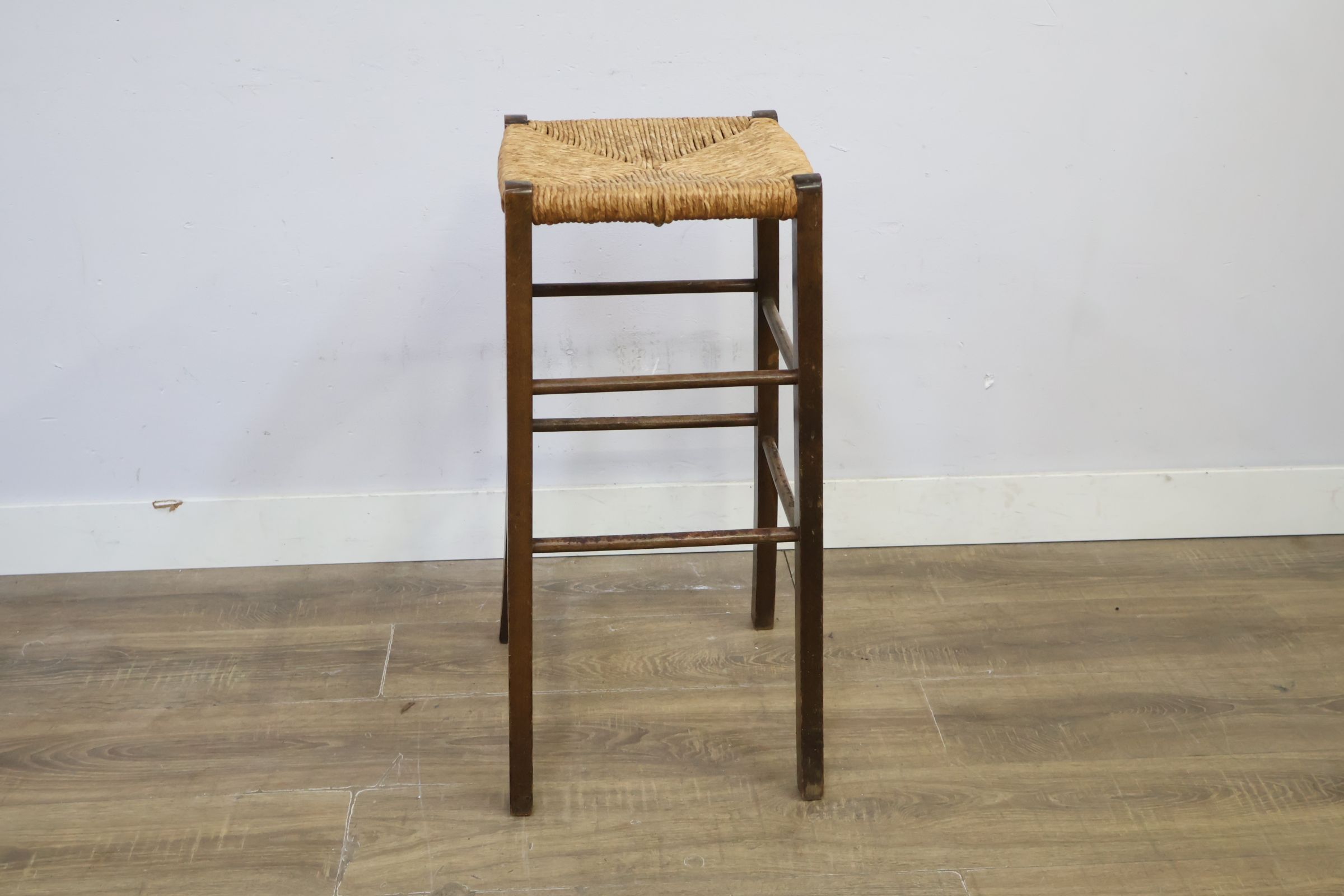 Houten barkruk met gevlochten zitting – foto 3 – kavel bij GSD Auctions, Zoeterwoude