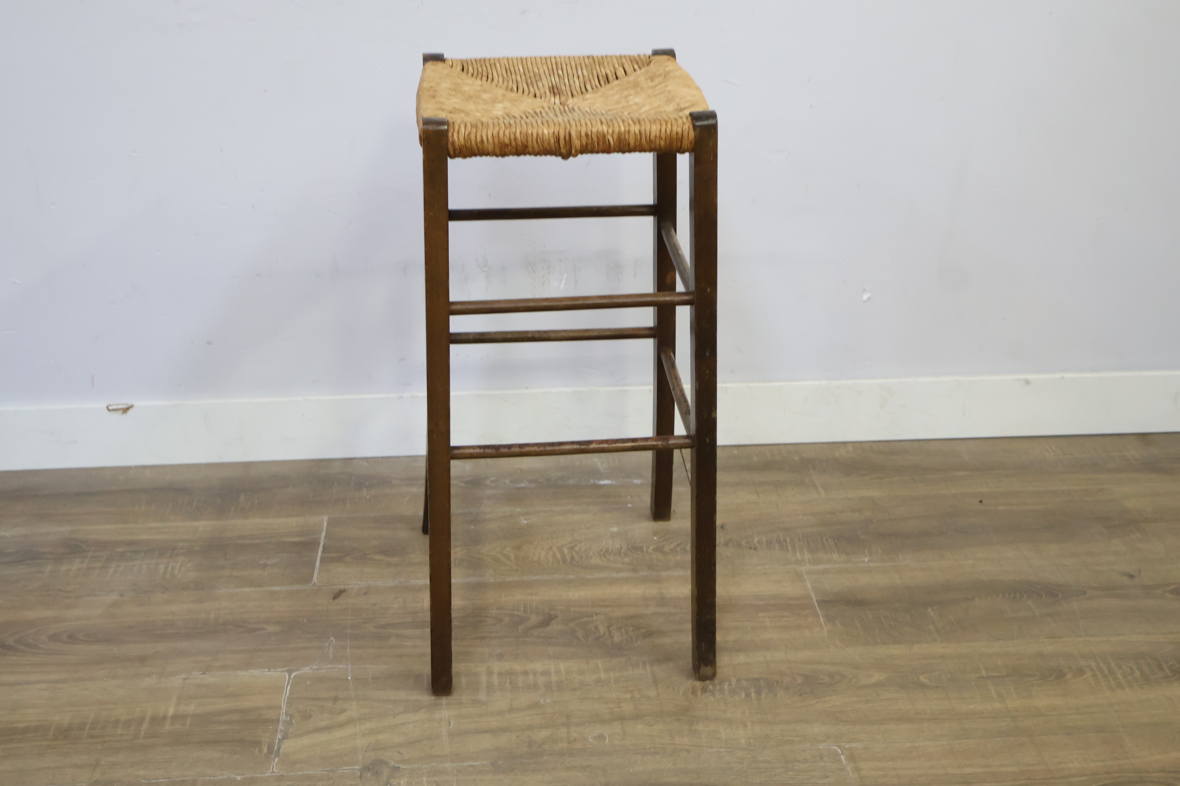 Houten barkruk met gevlochten zitting – foto 4 – kavel bij GSD Auctions, Zoeterwoude