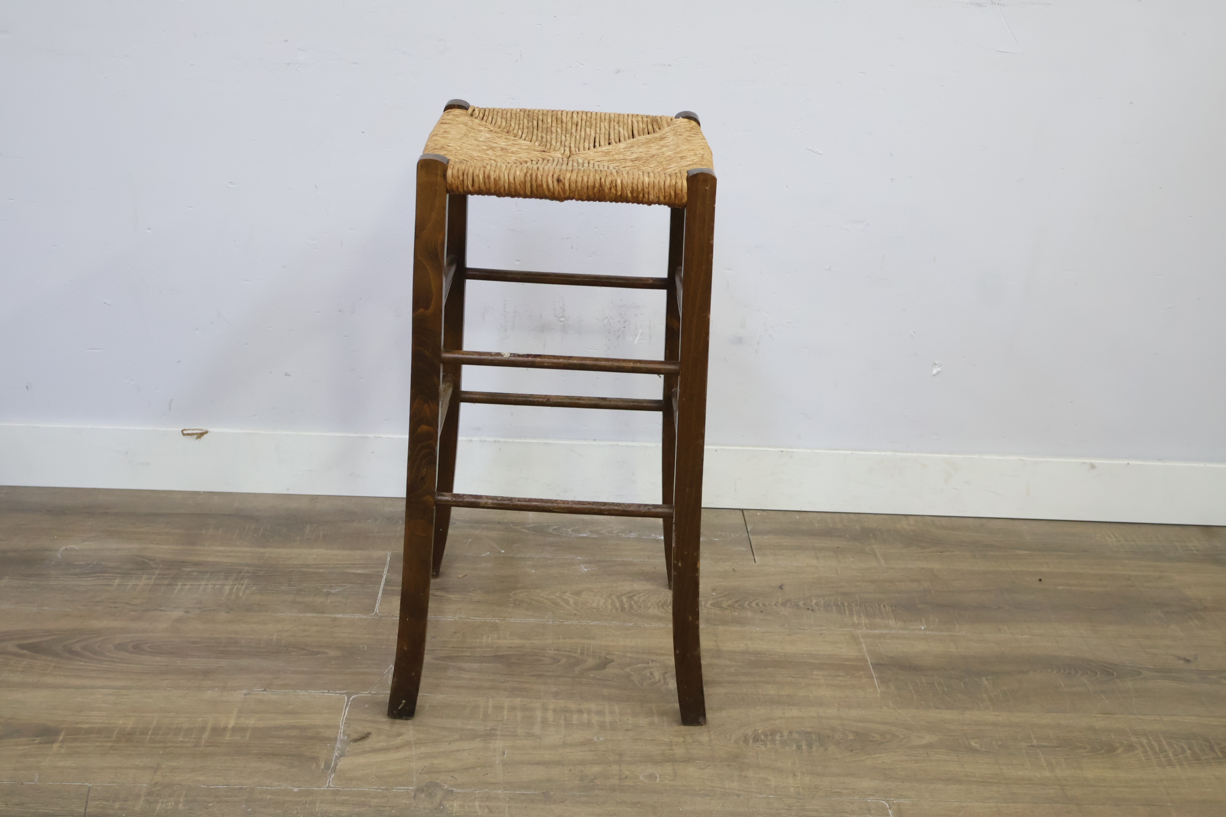Houten barkruk met gevlochten zitting – foto 5 – kavel bij GSD Auctions, Zoeterwoude