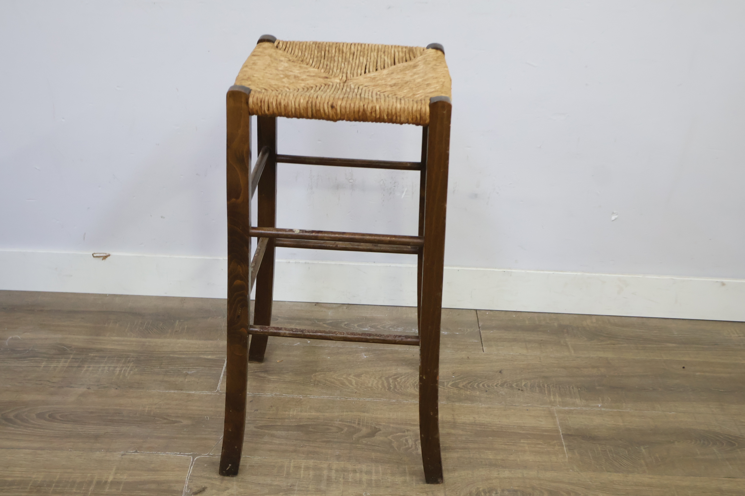 Houten barkruk met gevlochten zitting – foto 6 – kavel bij GSD Auctions, Zoeterwoude