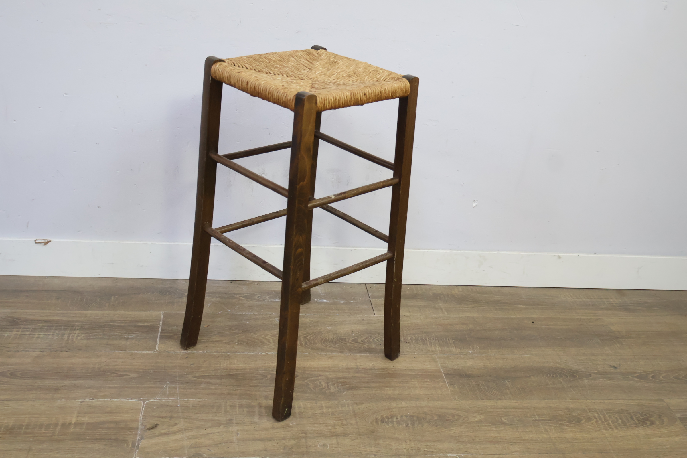 Houten barkruk met gevlochten zitting – foto 7 – kavel bij GSD Auctions, Zoeterwoude