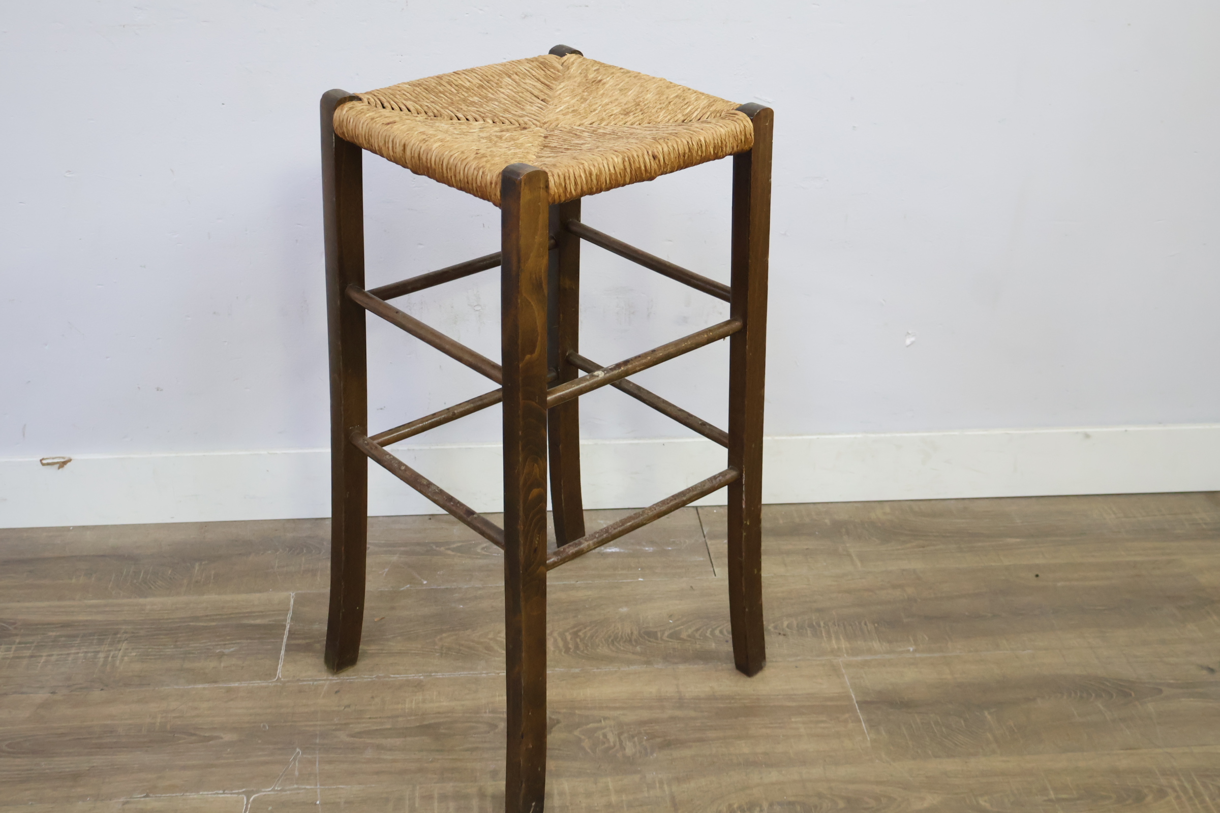 Houten barkruk met gevlochten zitting – foto 8 – kavel bij GSD Auctions, Zoeterwoude