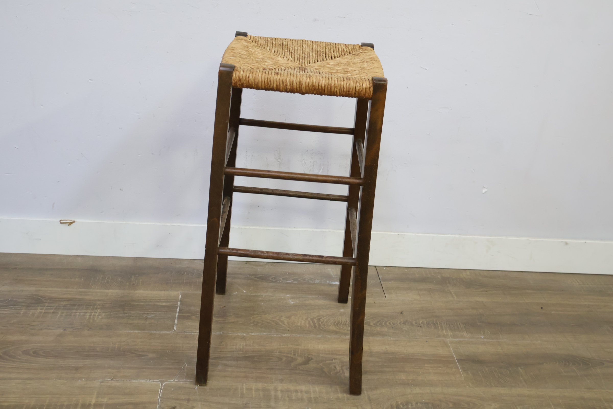 Houten barkruk met gevlochten zitting – foto 9 – kavel bij GSD Auctions, Zoeterwoude