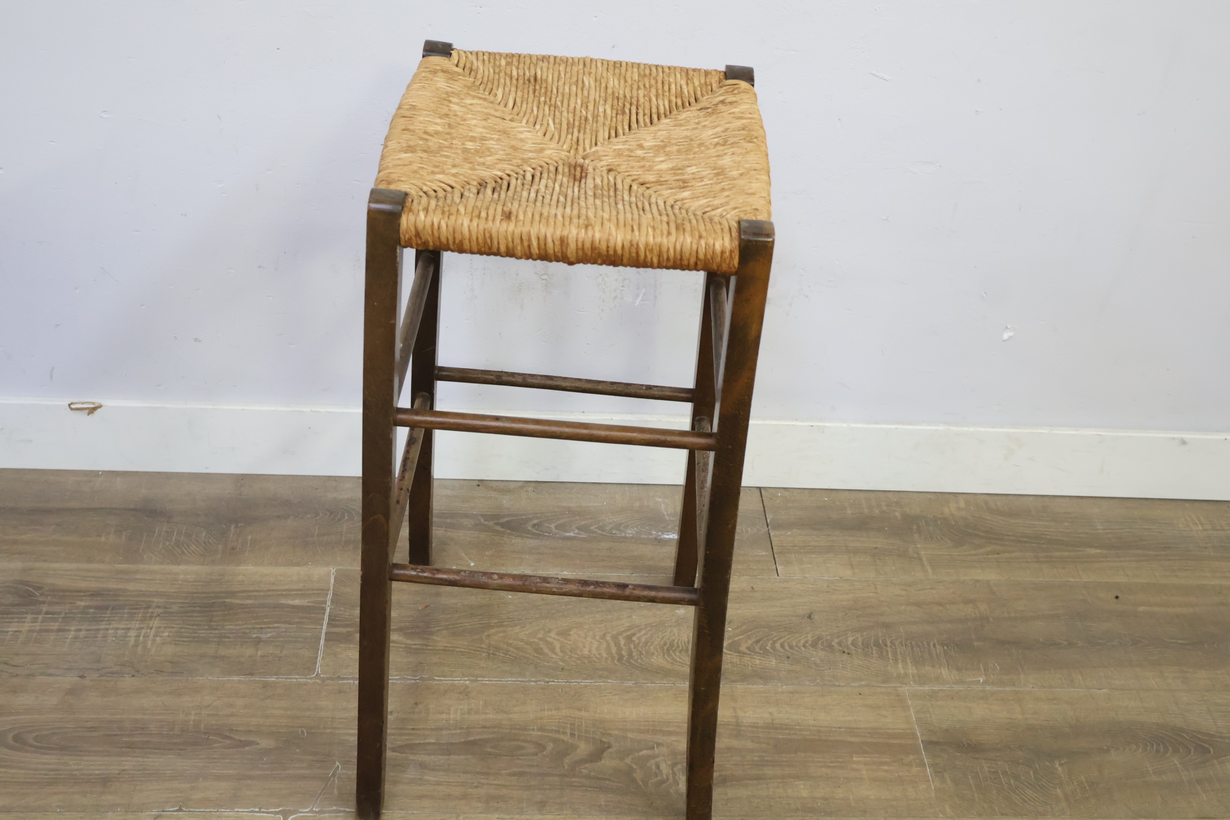 Houten barkruk met gevlochten zitting – foto 10 – kavel bij GSD Auctions, Zoeterwoude