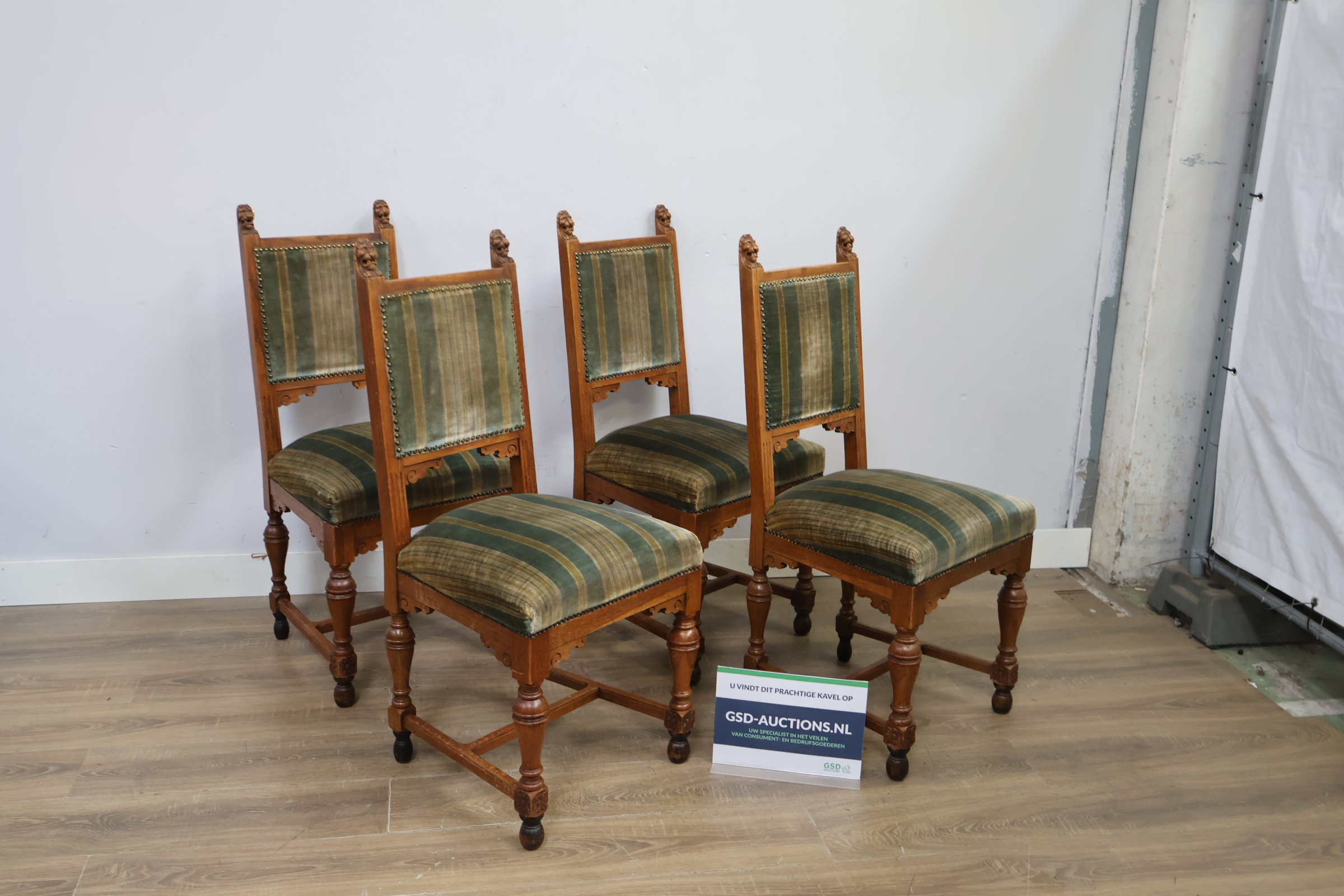 Set van 4 antieke eetkamerstoelen met leeuwskop detail – foto 2 – kavel bij GSD Auctions, Zoeterwoude