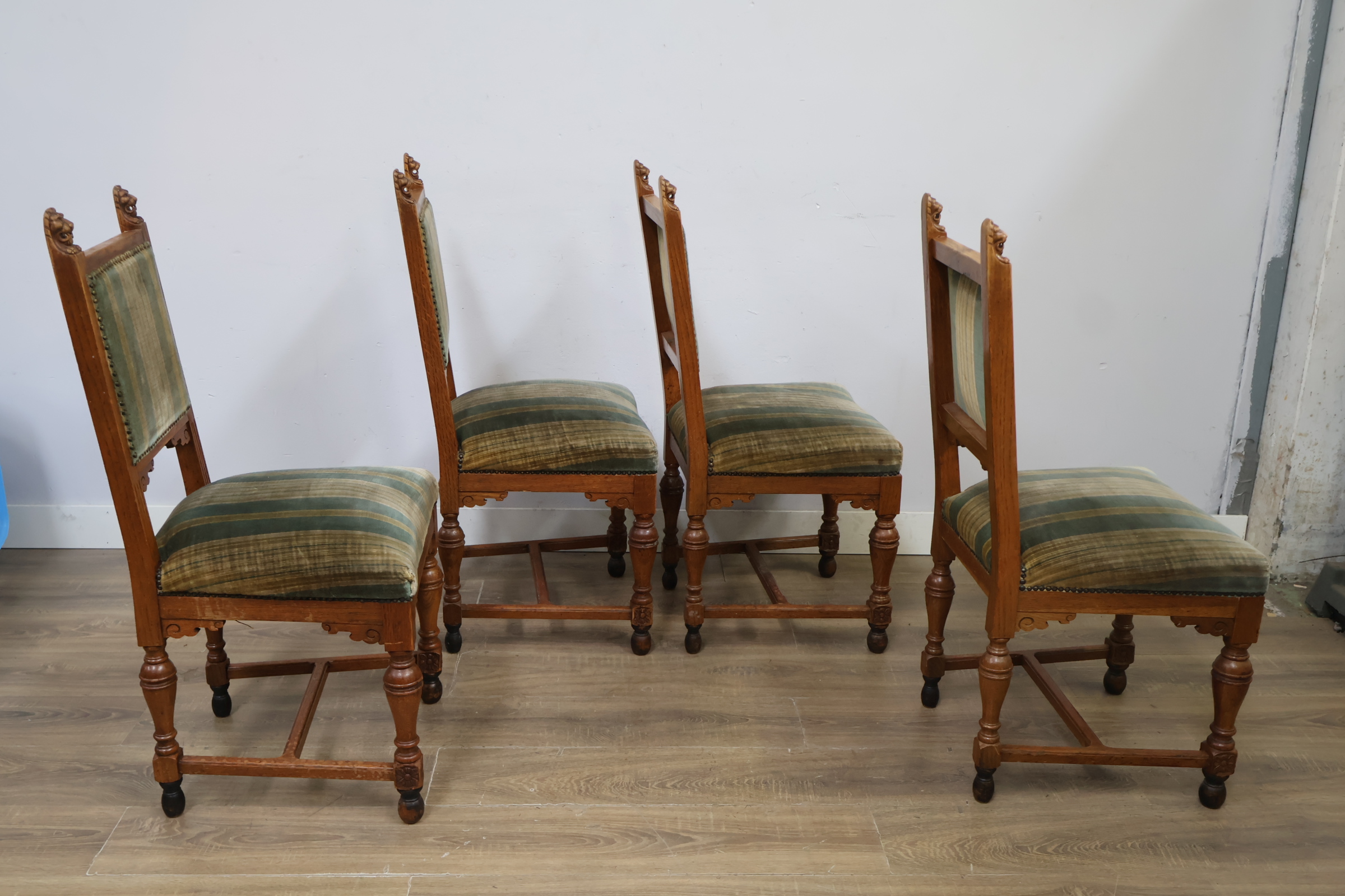 Set van 4 antieke eetkamerstoelen met leeuwskop detail – foto 3 – kavel bij GSD Auctions, Zoeterwoude