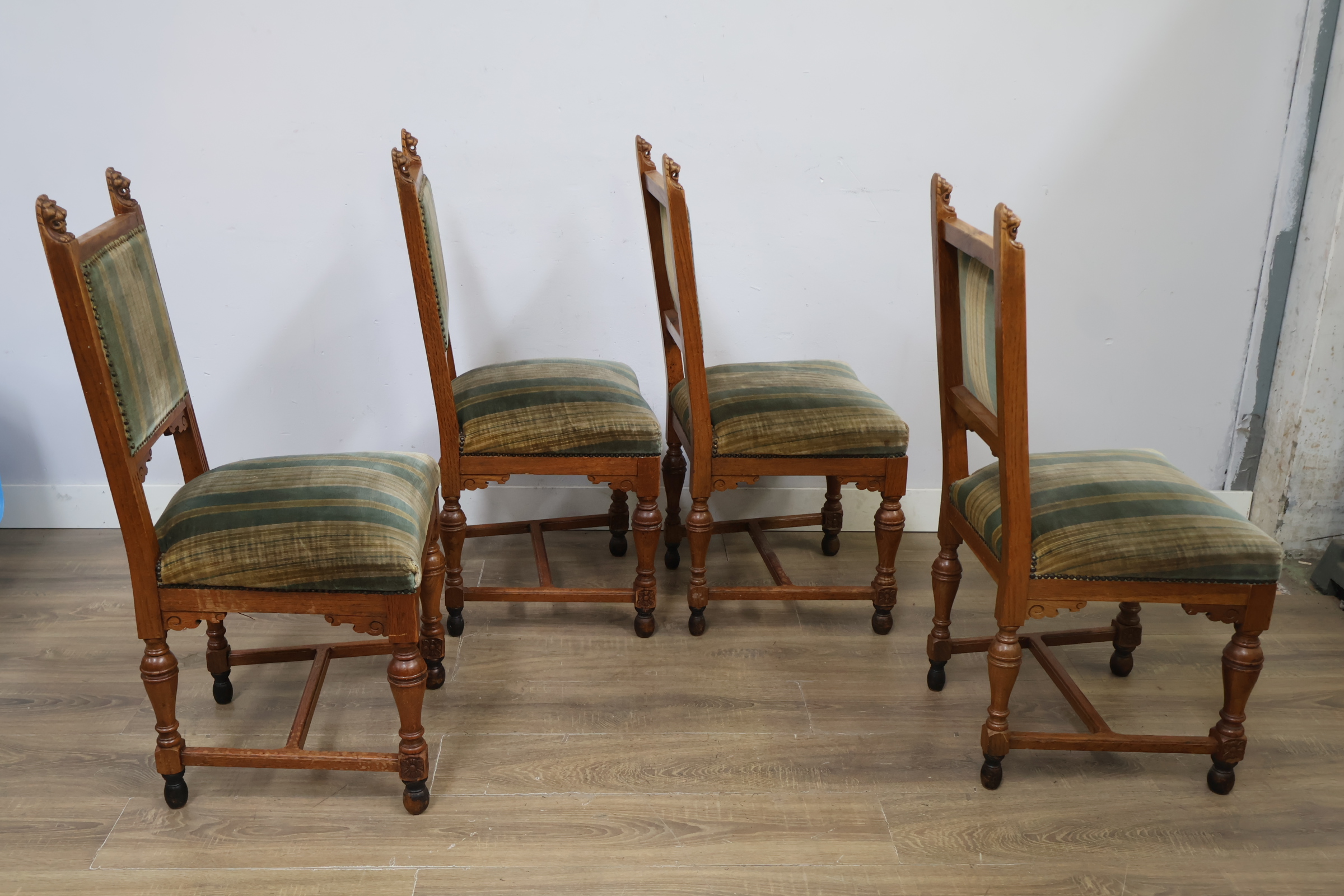 Set van 4 antieke eetkamerstoelen met leeuwskop detail – foto 4 – kavel bij GSD Auctions, Zoeterwoude
