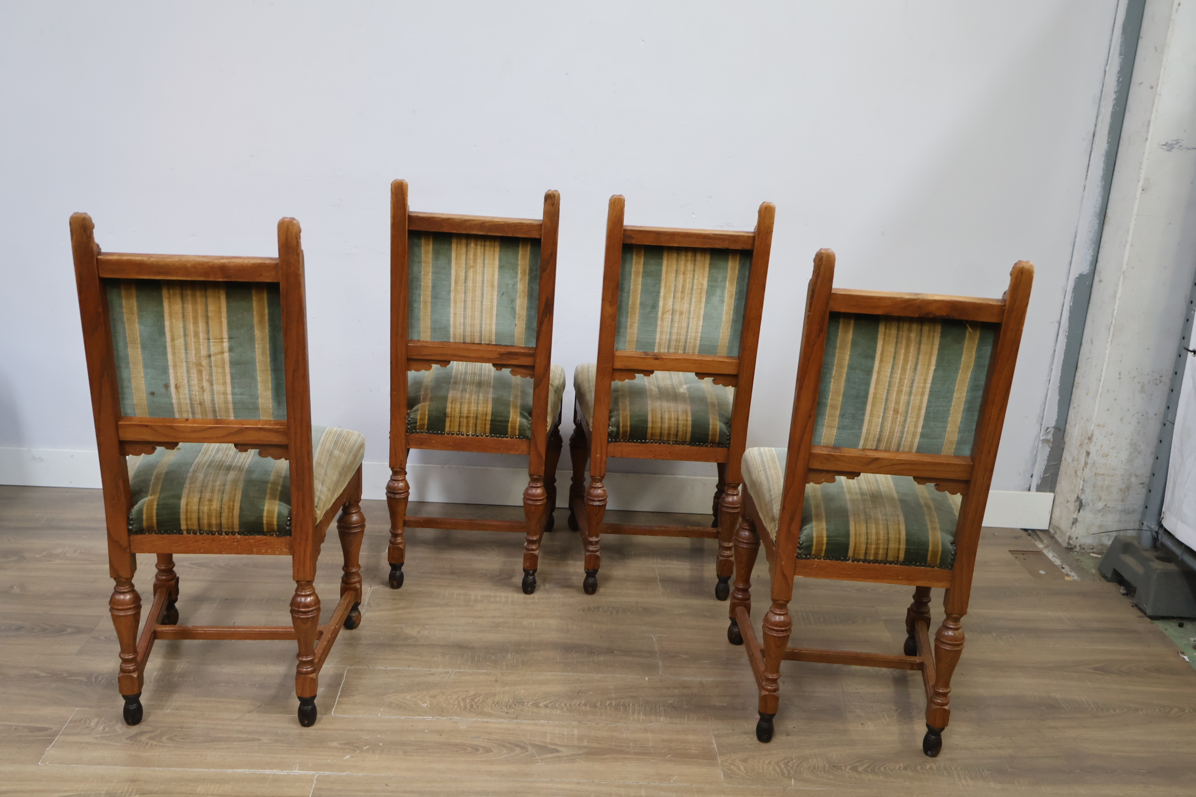 Set van 4 antieke eetkamerstoelen met leeuwskop detail – foto 5 – kavel bij GSD Auctions, Zoeterwoude