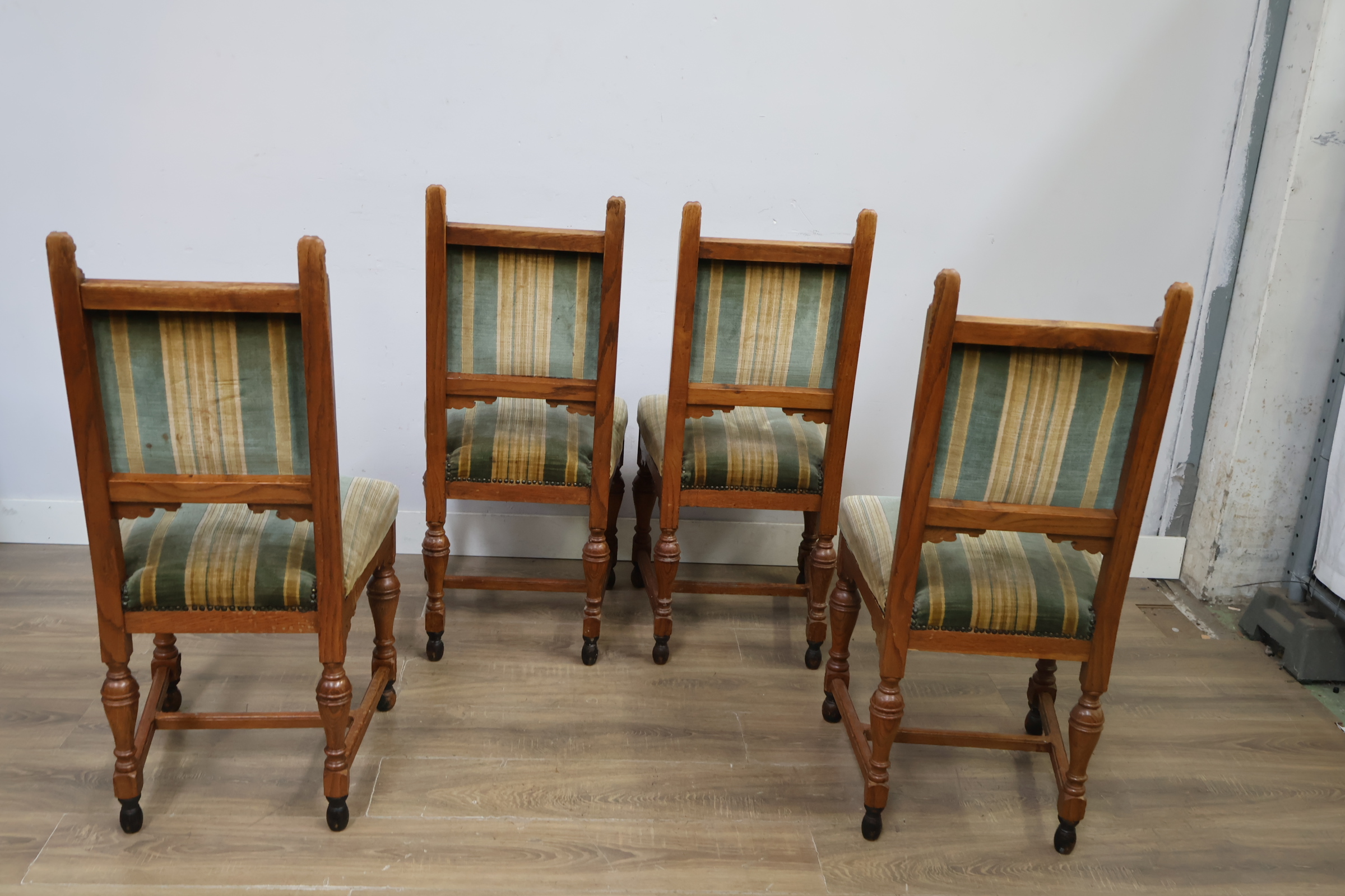 Set van 4 antieke eetkamerstoelen met leeuwskop detail – foto 6 – kavel bij GSD Auctions, Zoeterwoude