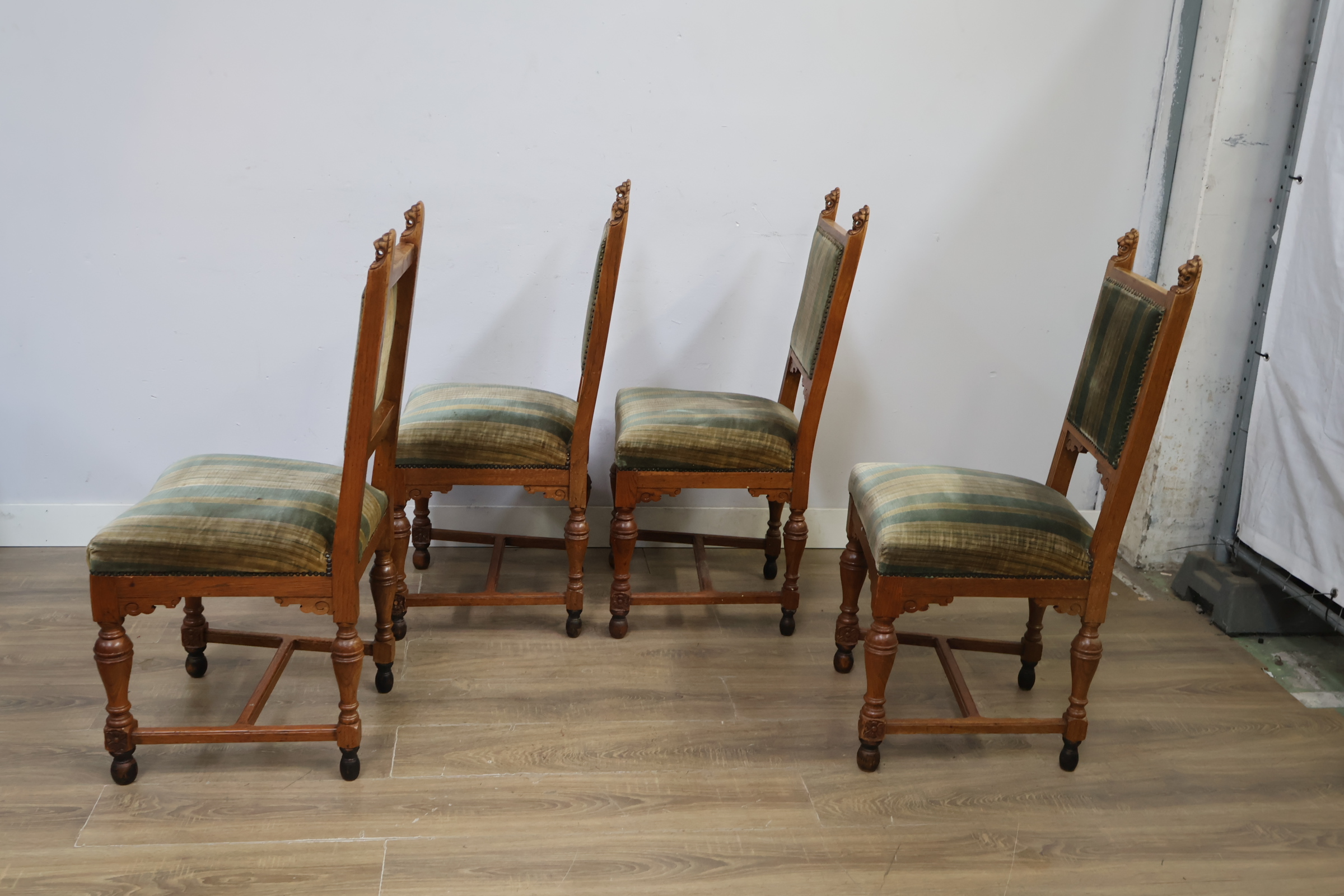 Set van 4 antieke eetkamerstoelen met leeuwskop detail – foto 7 – kavel bij GSD Auctions, Zoeterwoude