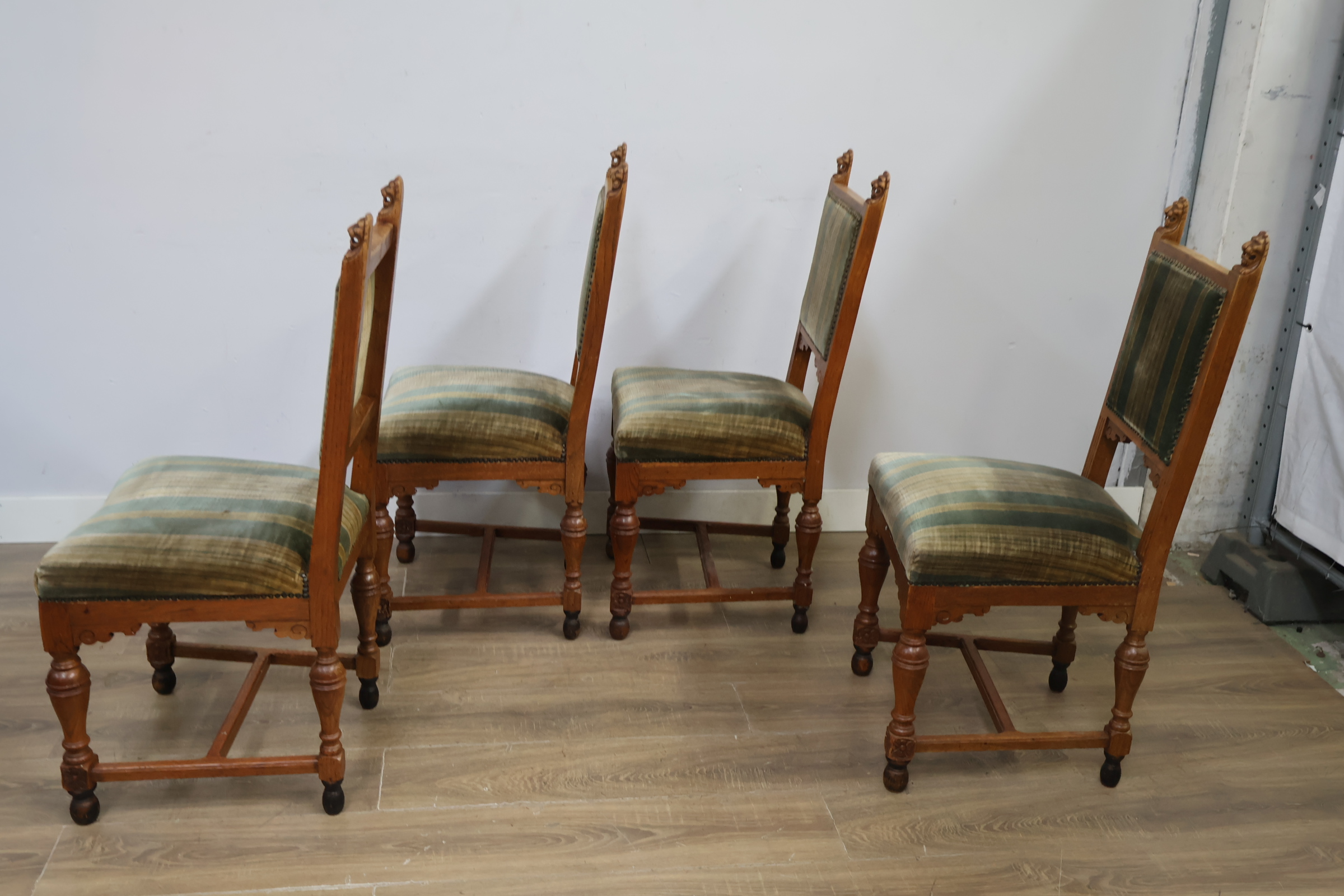 Set van 4 antieke eetkamerstoelen met leeuwskop detail – foto 8 – kavel bij GSD Auctions, Zoeterwoude