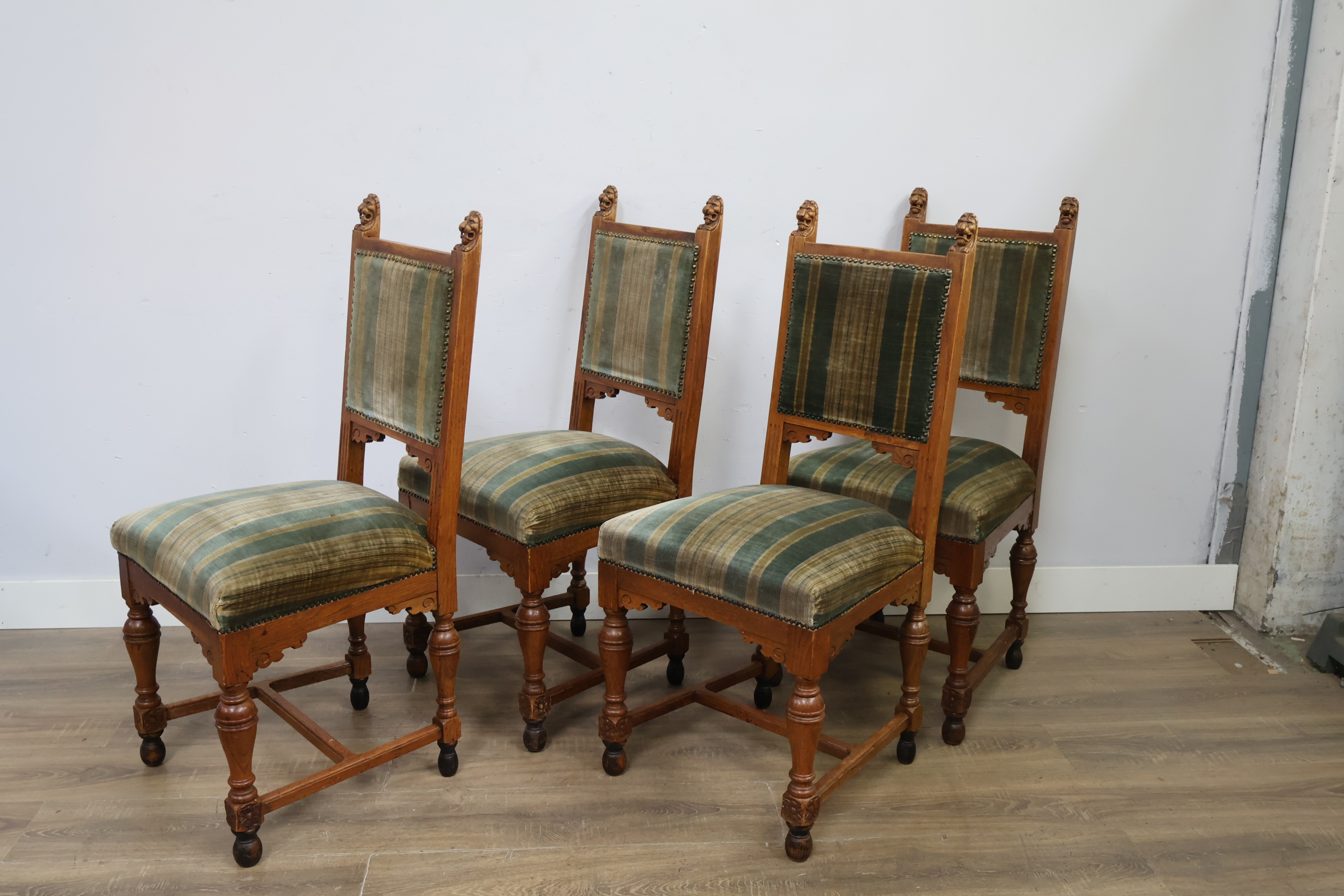 Set van 4 antieke eetkamerstoelen met leeuwskop detail – foto 9 – kavel bij GSD Auctions, Zoeterwoude