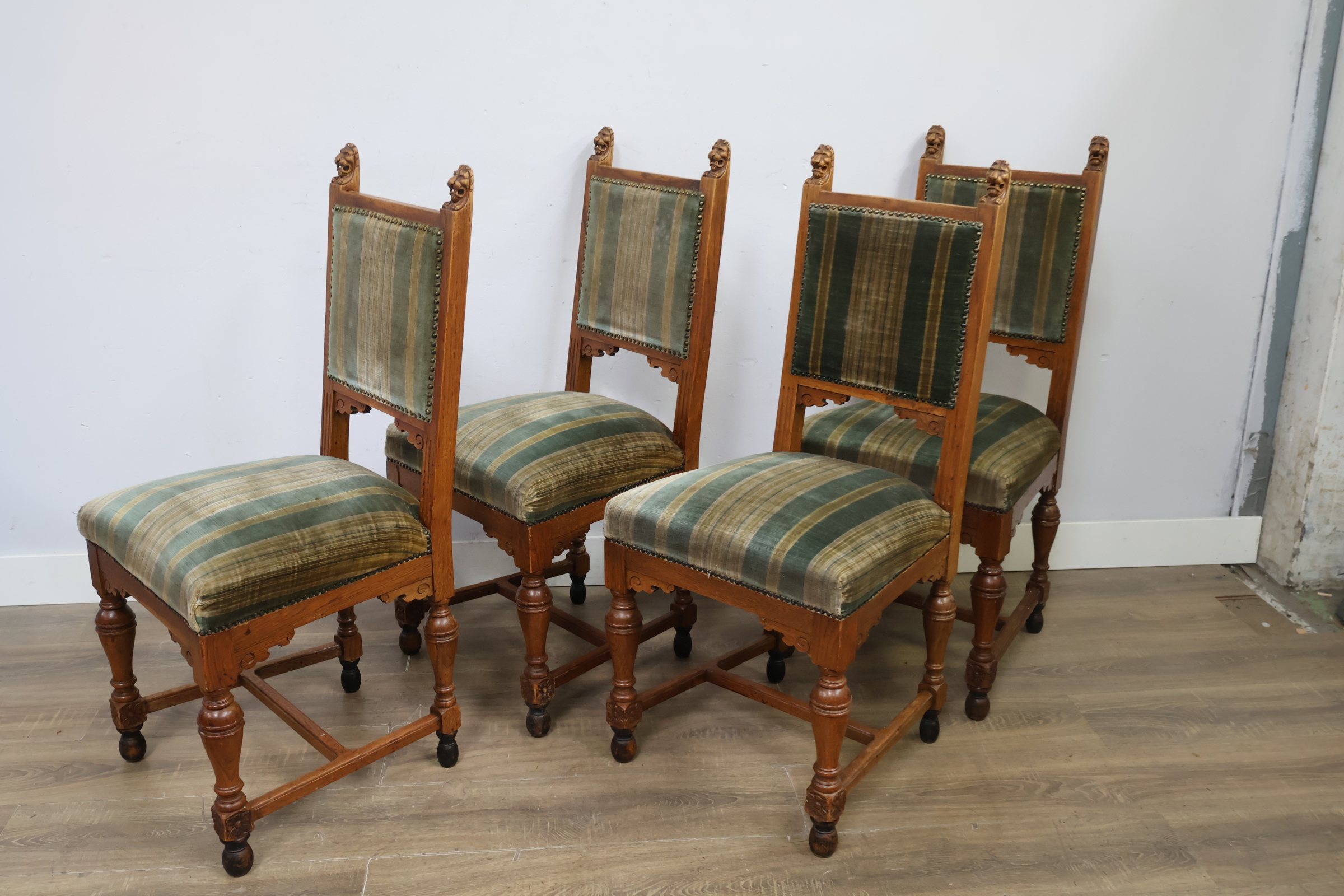 Set van 4 antieke eetkamerstoelen met leeuwskop detail – foto 10 – kavel bij GSD Auctions, Zoeterwoude