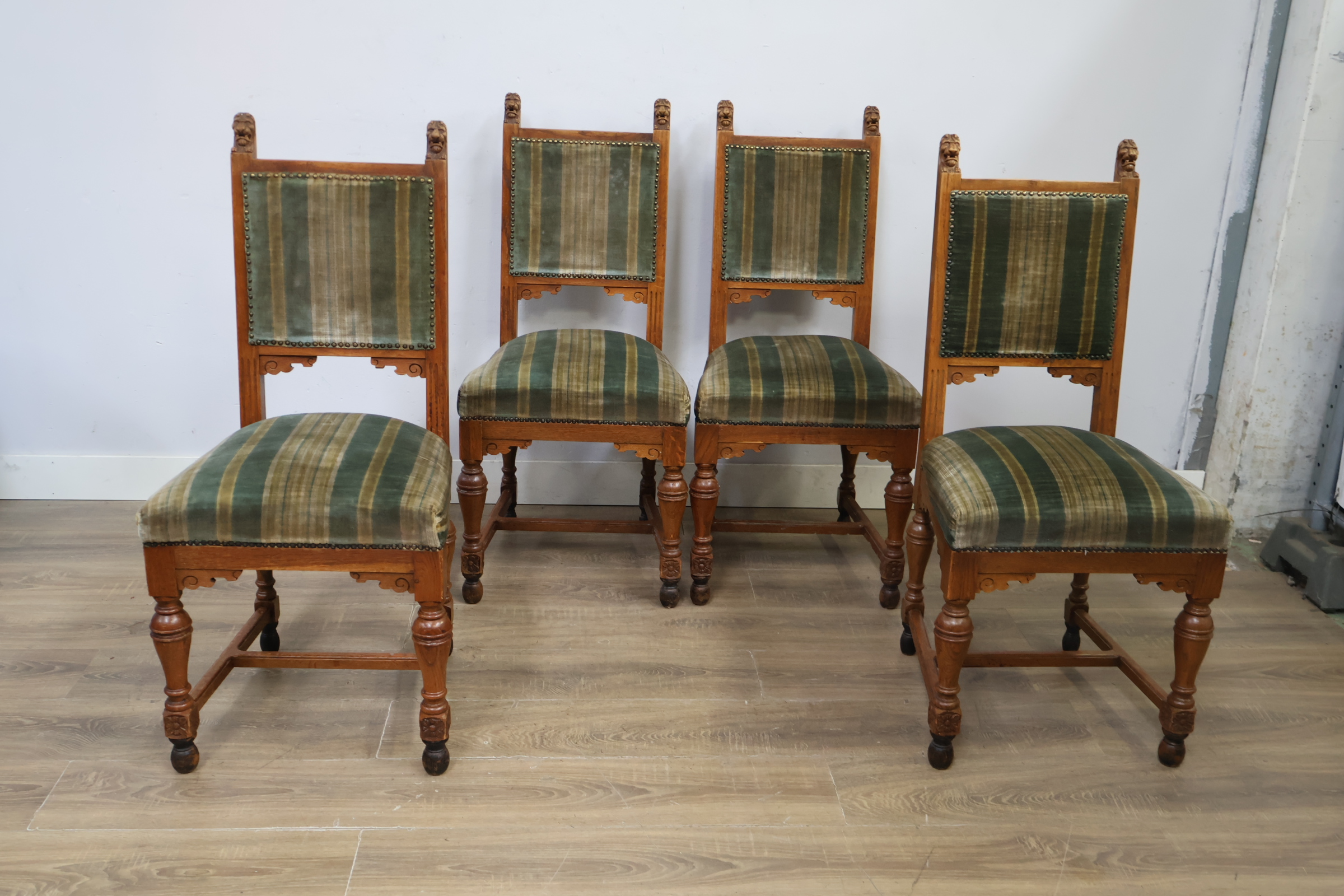 Set van 4 antieke eetkamerstoelen met leeuwskop detail – foto 11 – kavel bij GSD Auctions, Zoeterwoude