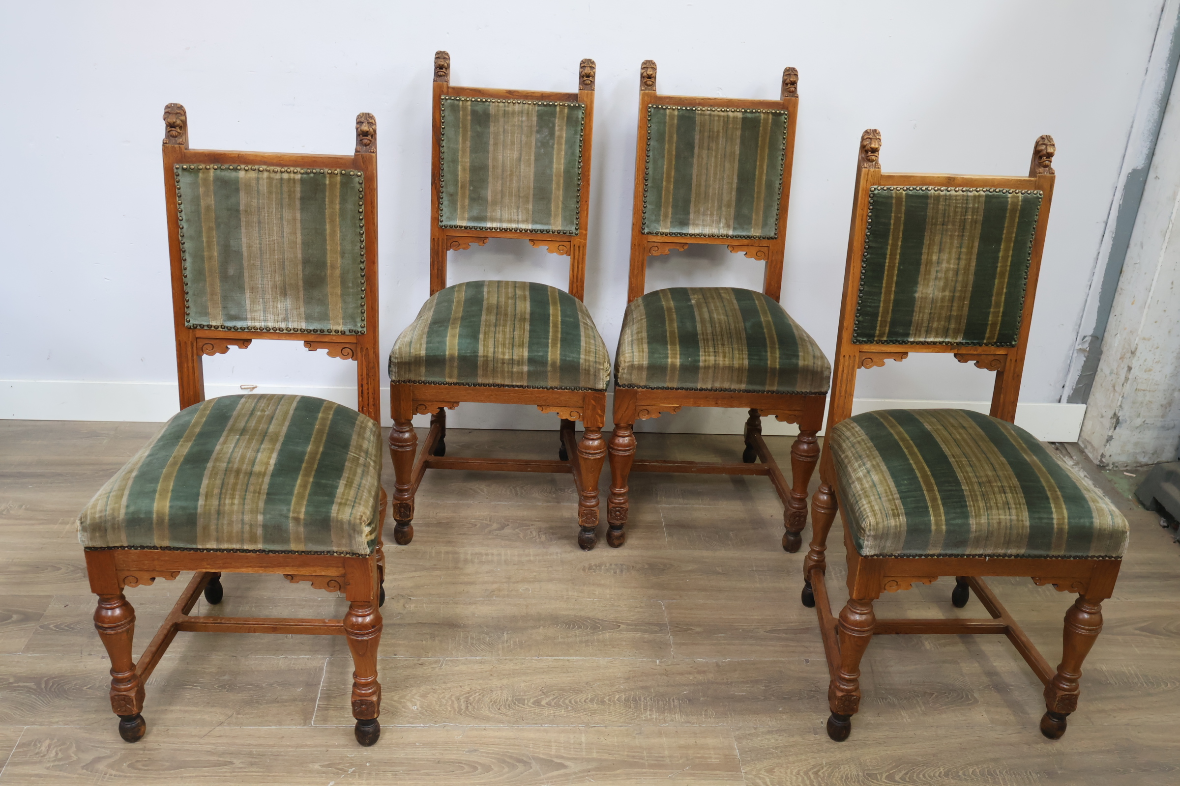 Set van 4 antieke eetkamerstoelen met leeuwskop detail – foto 12 – kavel bij GSD Auctions, Zoeterwoude