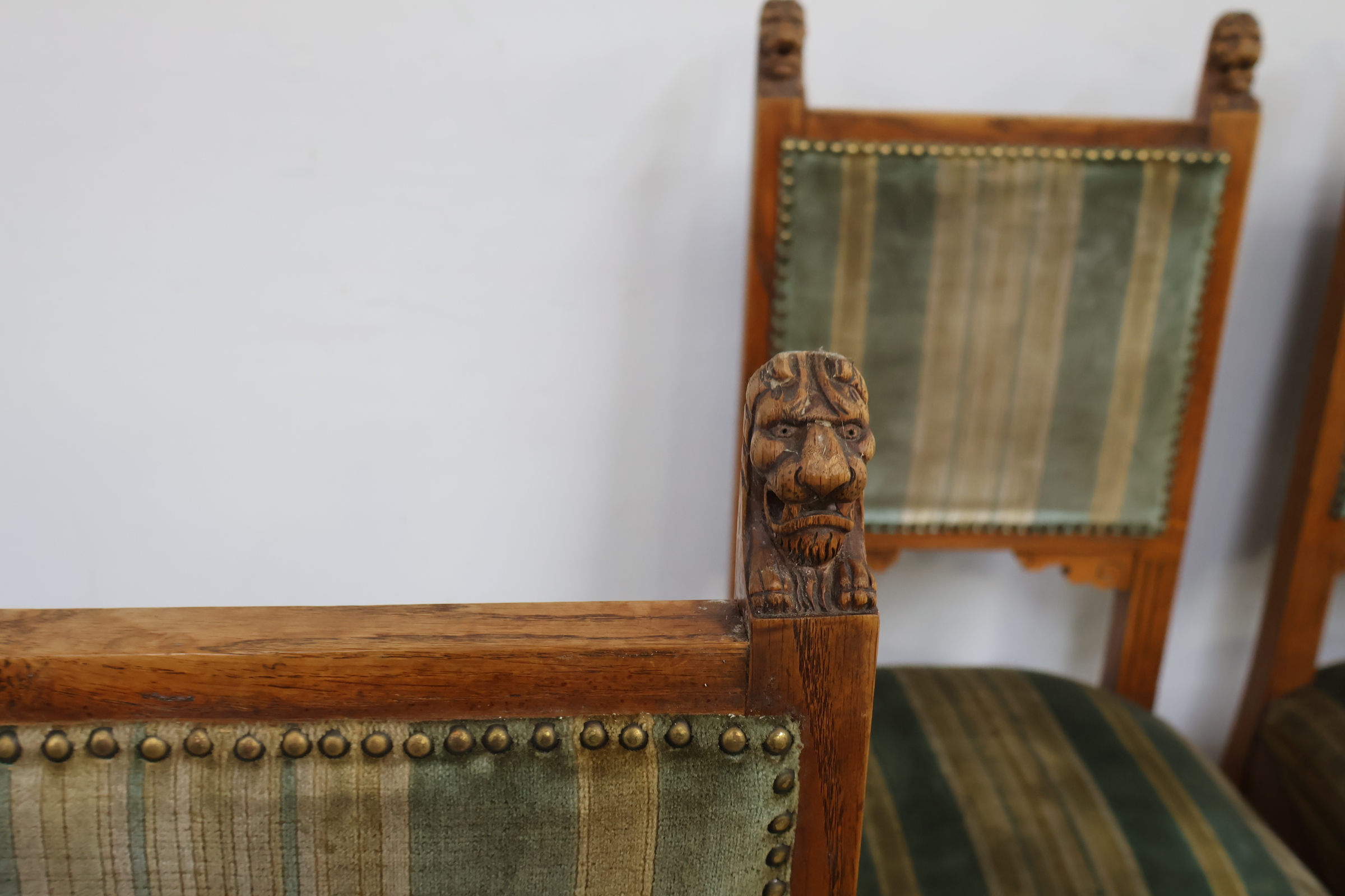 Set van 4 antieke eetkamerstoelen met leeuwskop detail – foto 18 – kavel bij GSD Auctions, Zoeterwoude