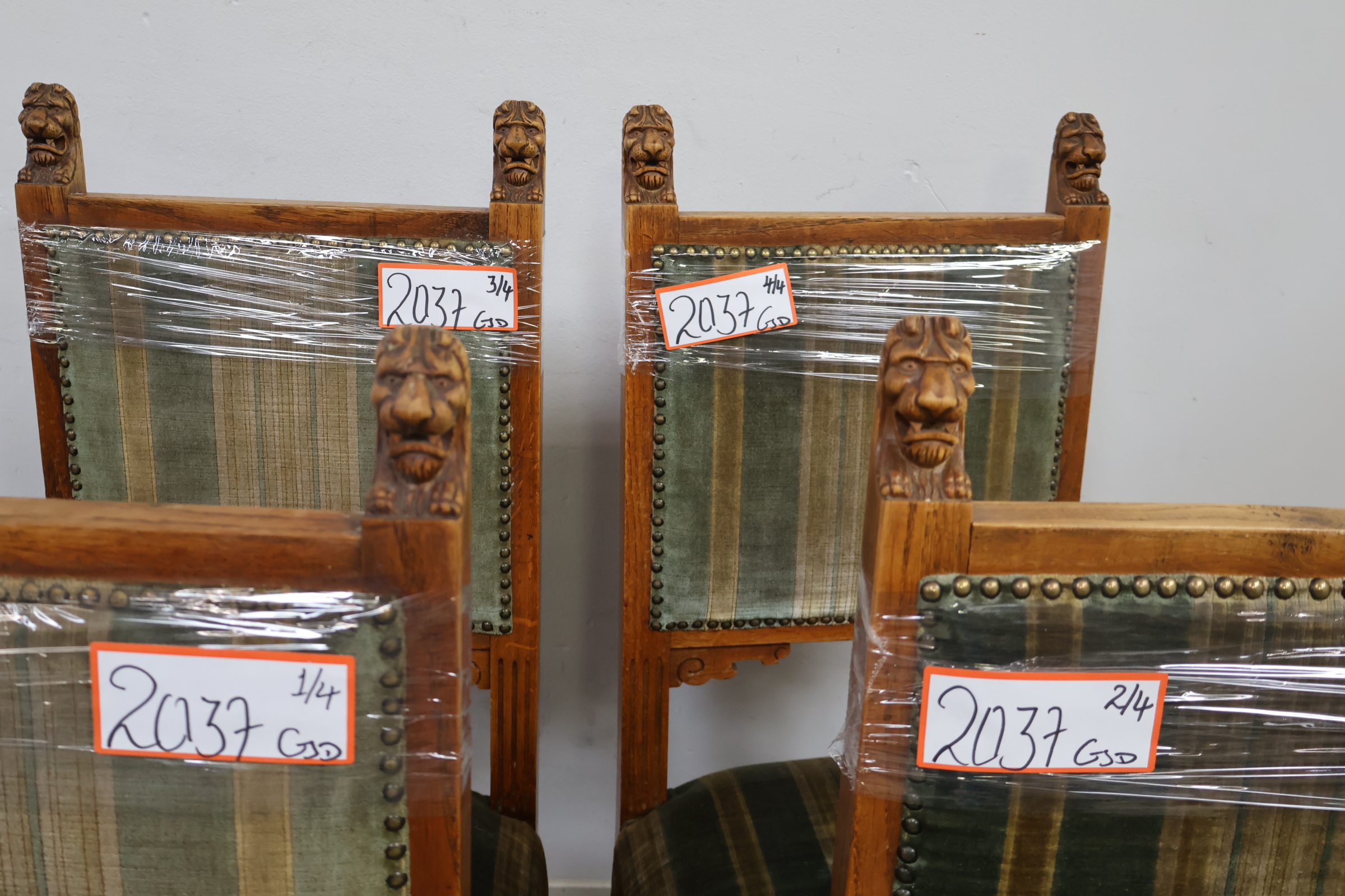 Set van 4 antieke eetkamerstoelen met leeuwskop detail – foto 19 – kavel bij GSD Auctions, Zoeterwoude