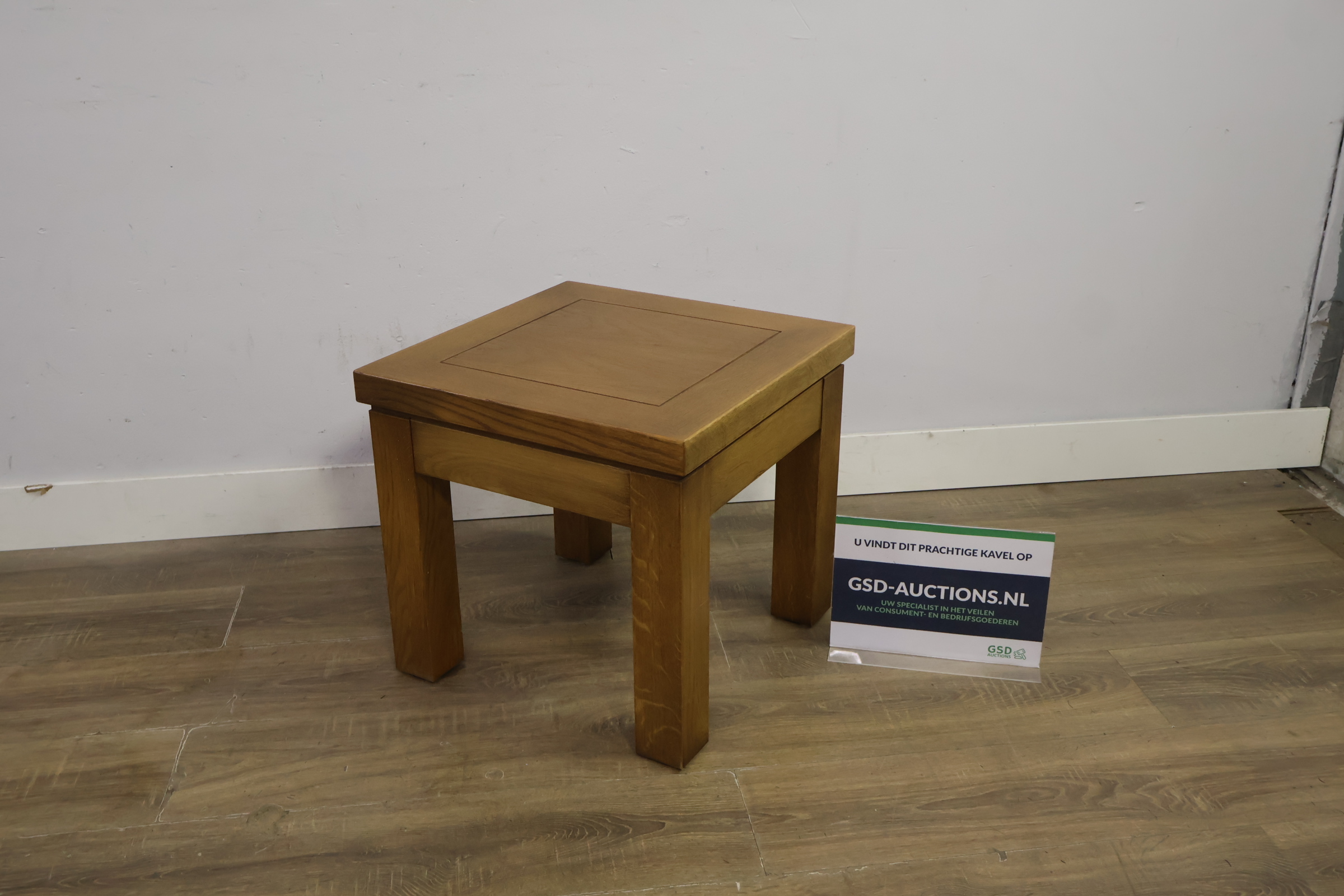 Houten bijzettafel met vierkante poten – foto 2 – kavel bij GSD Auctions, Zoeterwoude