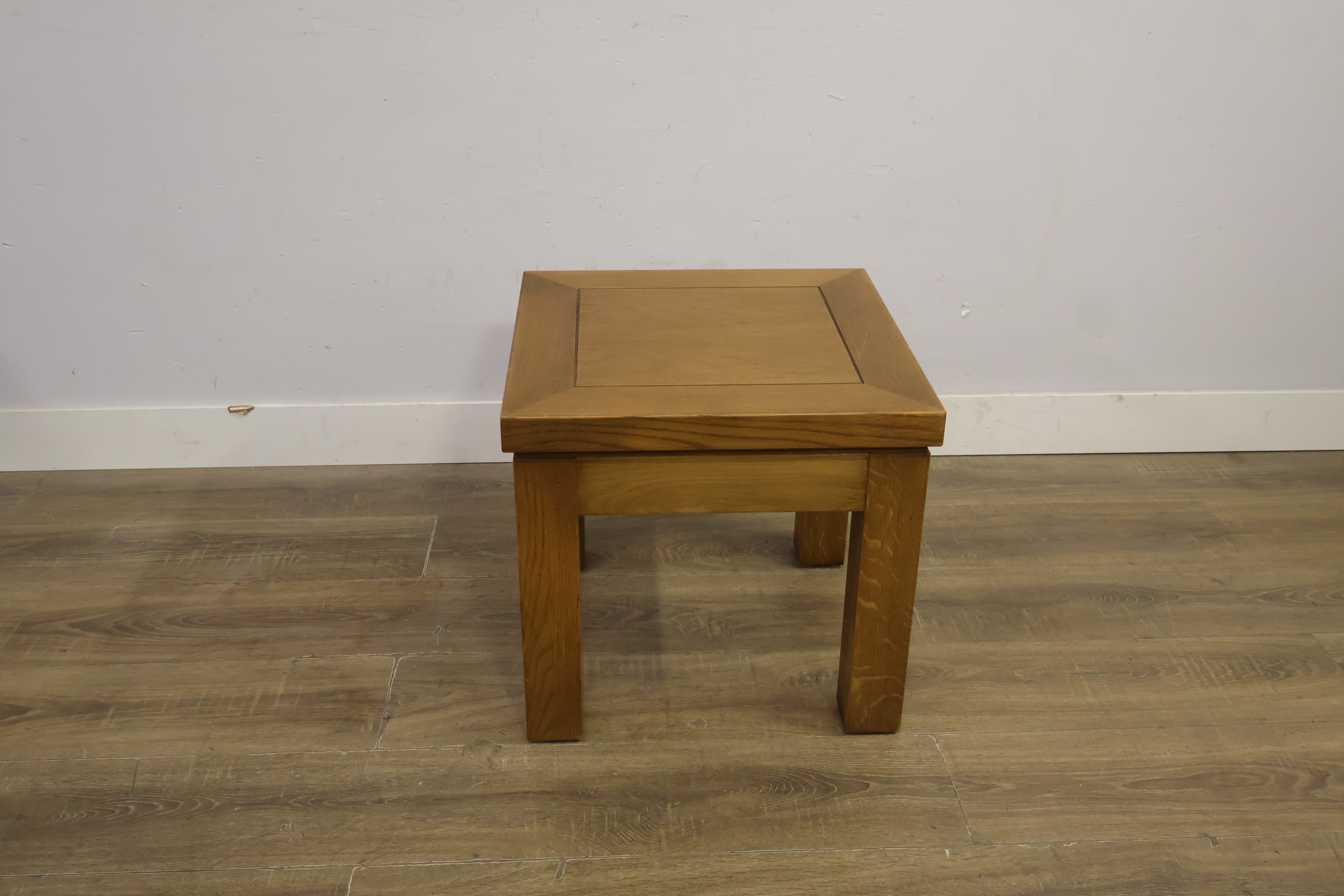 Houten bijzettafel met vierkante poten – foto 3 – kavel bij GSD Auctions, Zoeterwoude