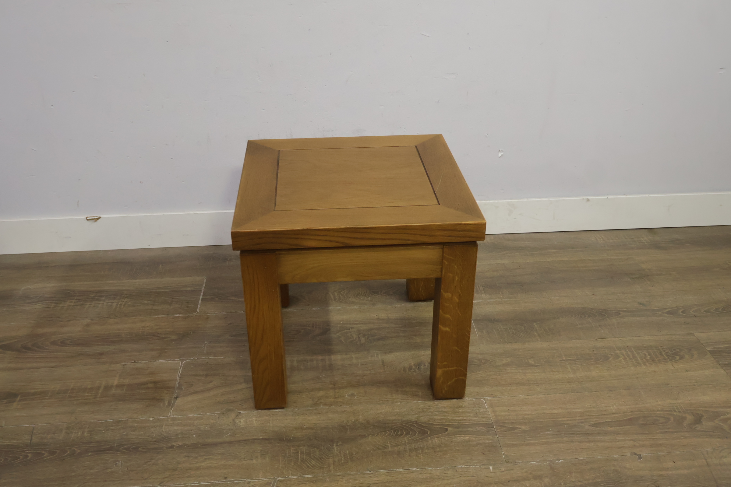 Houten bijzettafel met vierkante poten – foto 4 – kavel bij GSD Auctions, Zoeterwoude