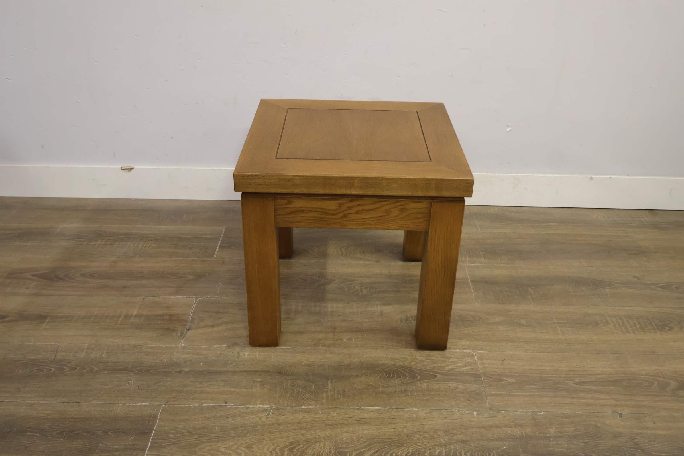 Houten bijzettafel met vierkante poten – foto 5 – kavel bij GSD Auctions, Zoeterwoude