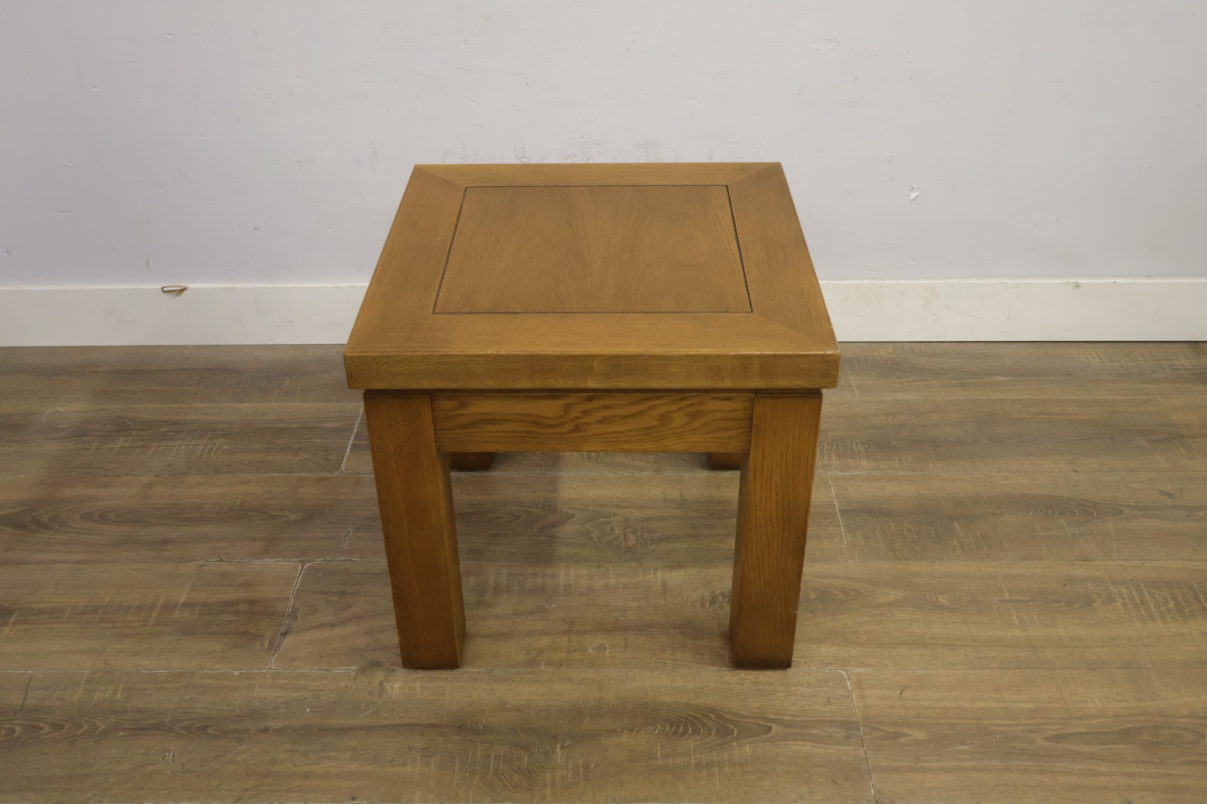Houten bijzettafel met vierkante poten – foto 6 – kavel bij GSD Auctions, Zoeterwoude
