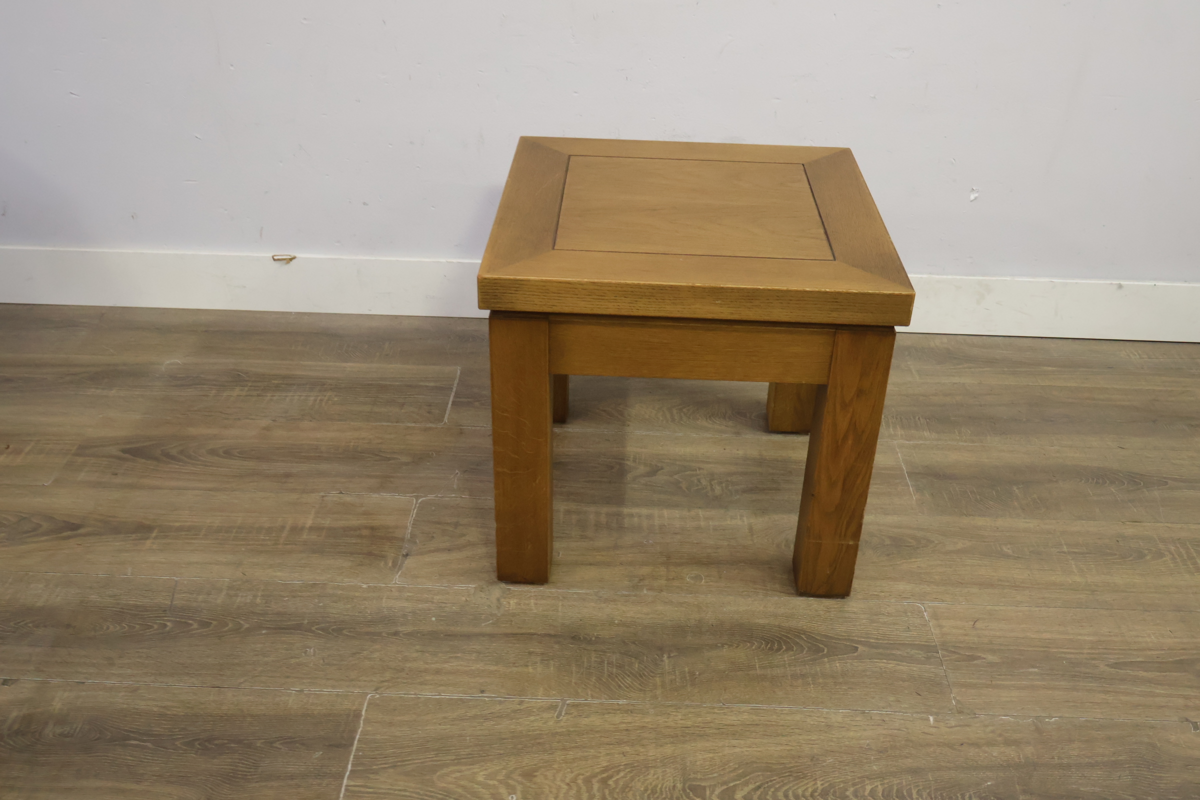 Houten bijzettafel met vierkante poten – foto 7 – kavel bij GSD Auctions, Zoeterwoude