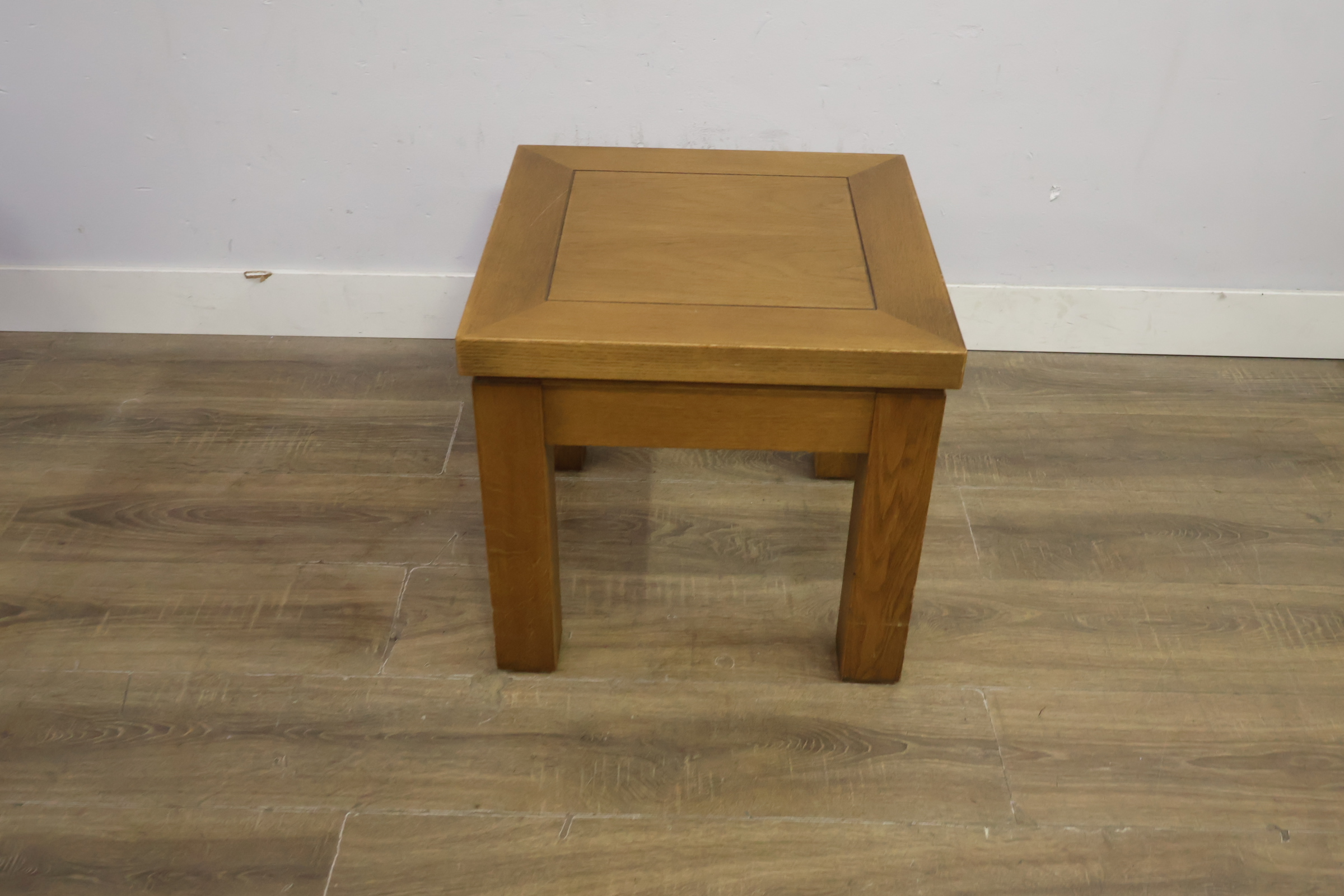 Houten bijzettafel met vierkante poten – foto 8 – kavel bij GSD Auctions, Zoeterwoude