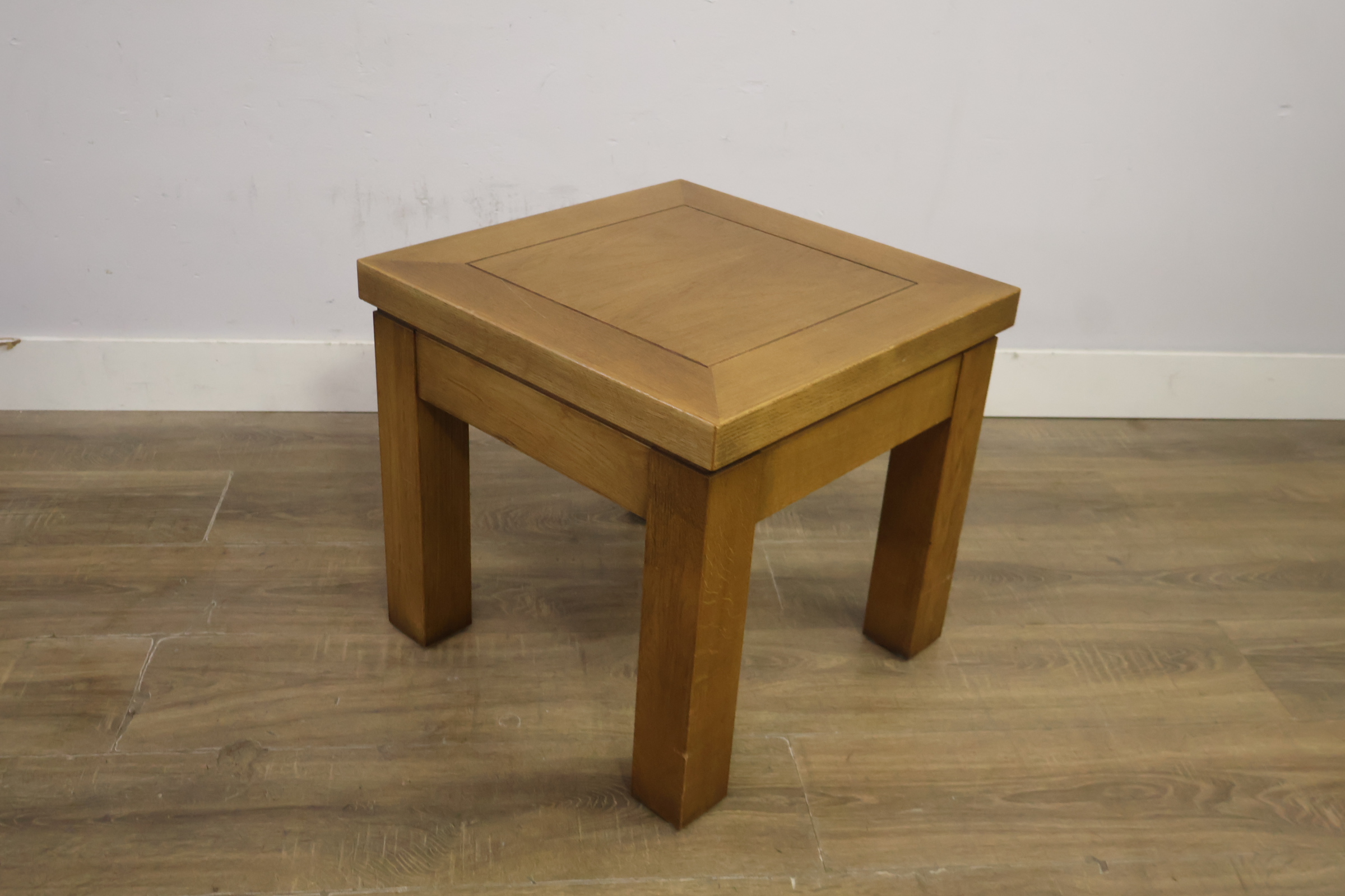 Houten bijzettafel met vierkante poten – foto 9 – kavel bij GSD Auctions, Zoeterwoude
