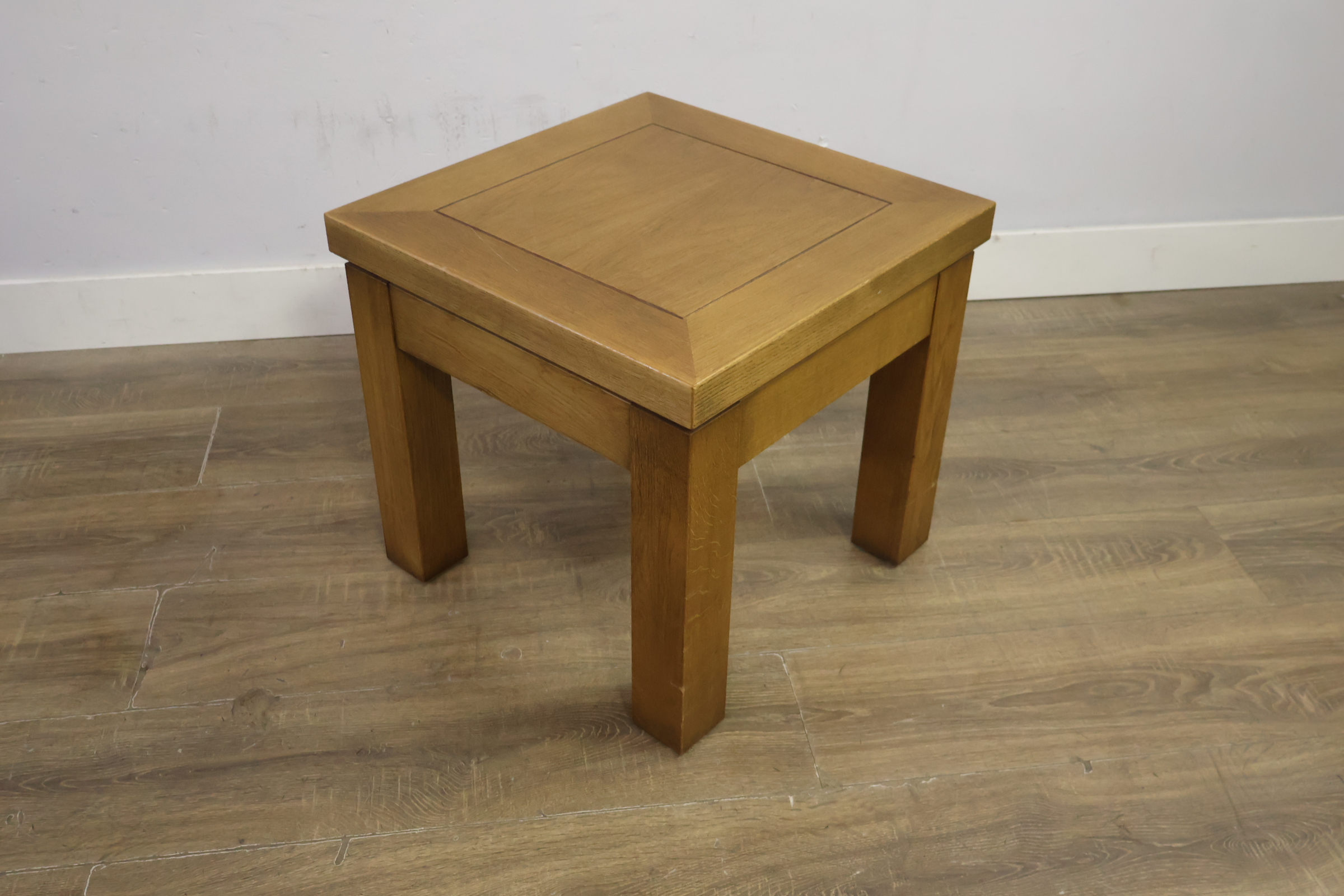 Houten bijzettafel met vierkante poten – foto 10 – kavel bij GSD Auctions, Zoeterwoude