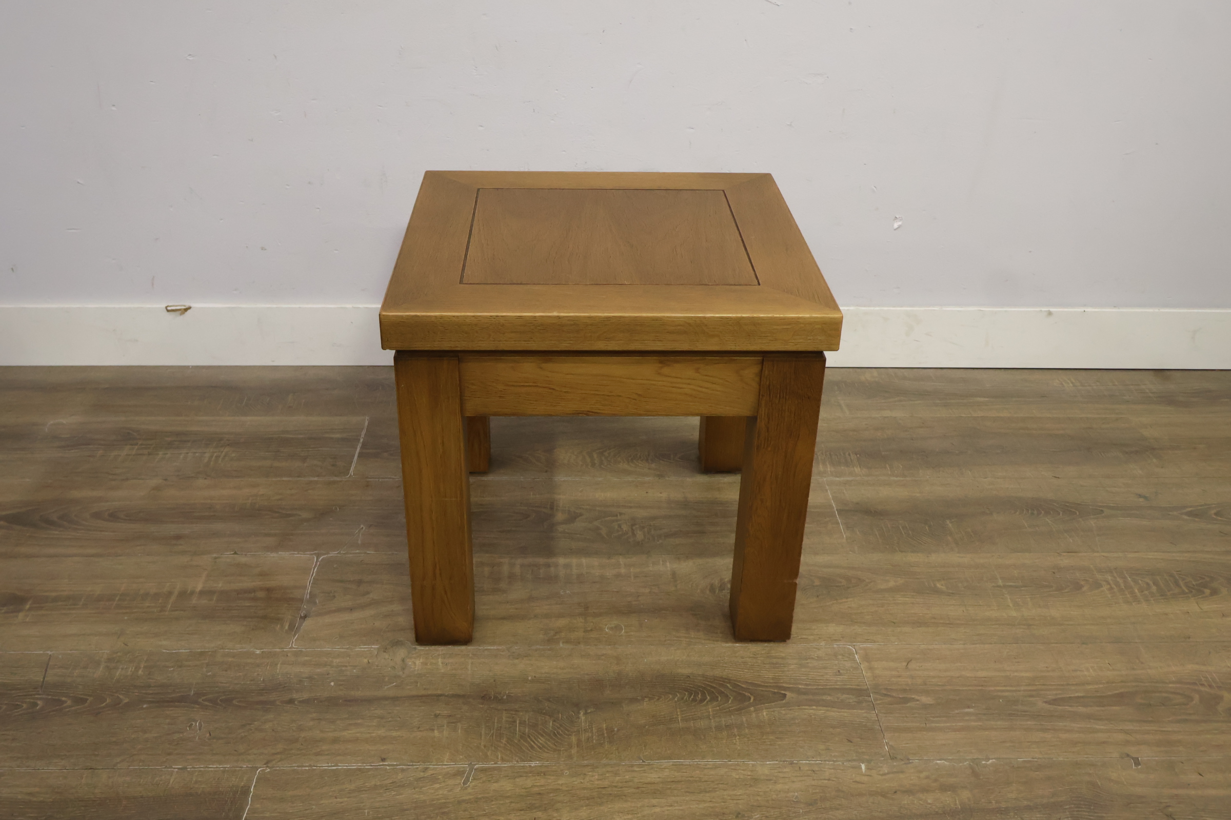Houten bijzettafel met vierkante poten – foto 11 – kavel bij GSD Auctions, Zoeterwoude