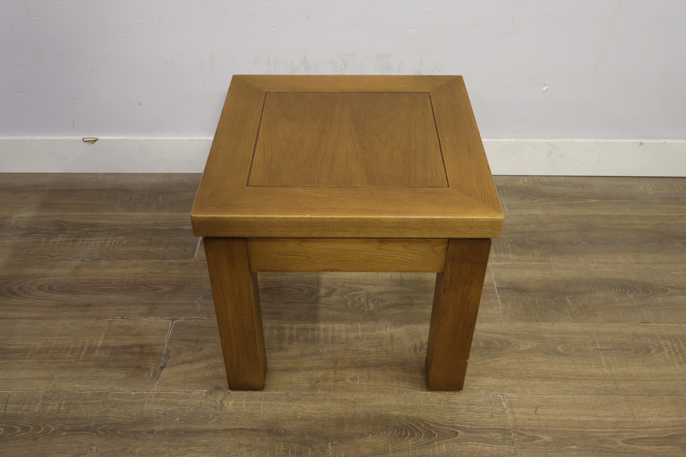 Houten bijzettafel met vierkante poten – foto 12 – kavel bij GSD Auctions, Zoeterwoude