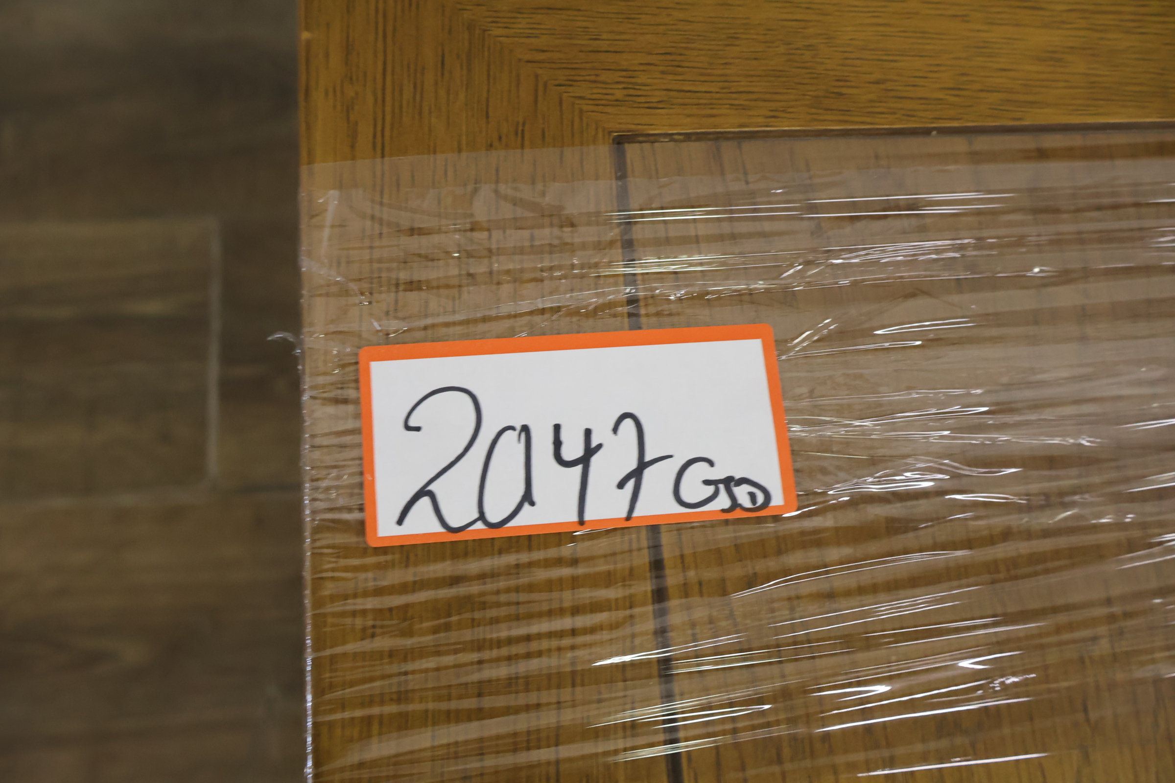 Houten bijzettafel met vierkante poten – foto 16 – kavel bij GSD Auctions, Zoeterwoude